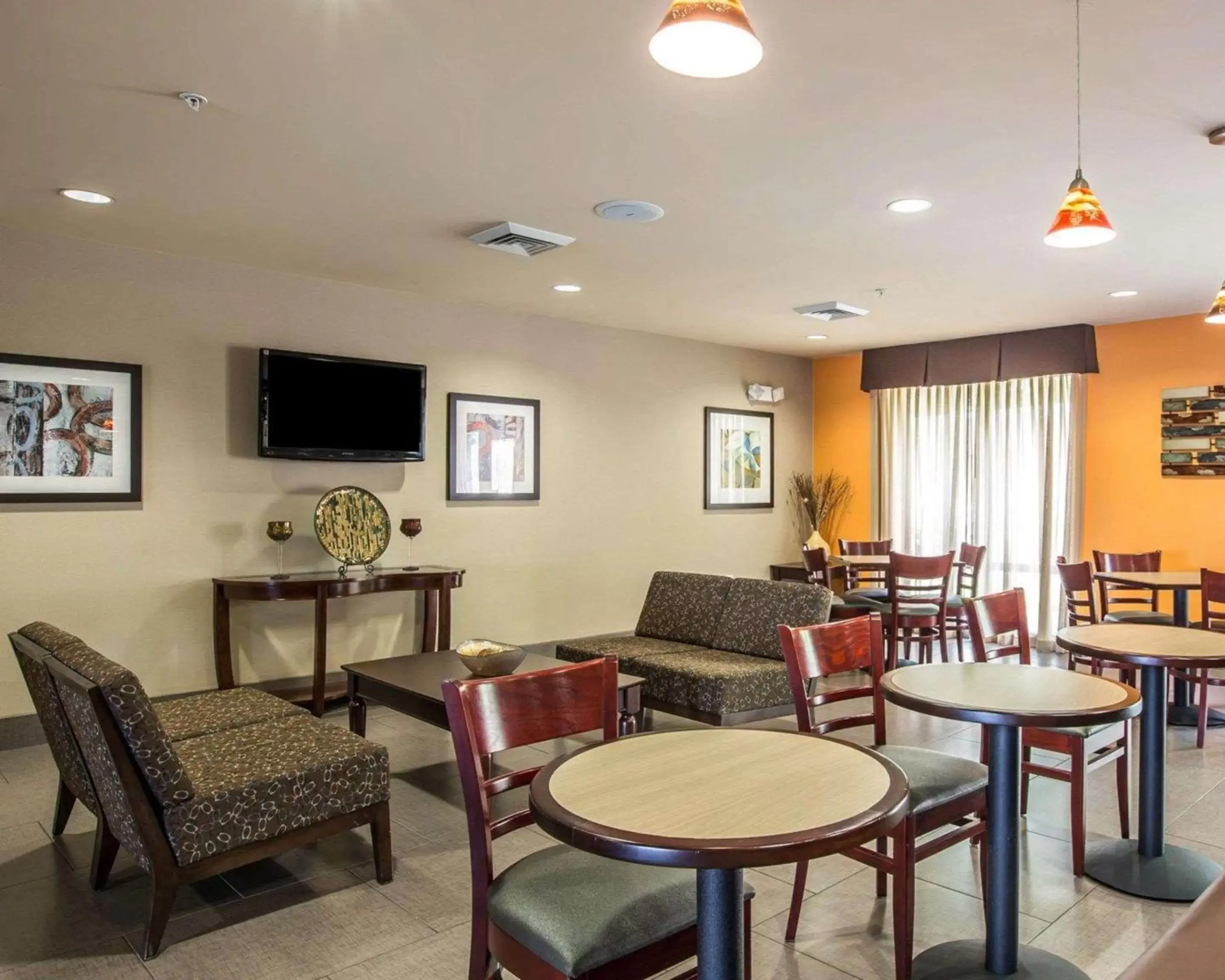 Restaurant/places to eat, Lounge/Bar in Comfort Suites Whitsett