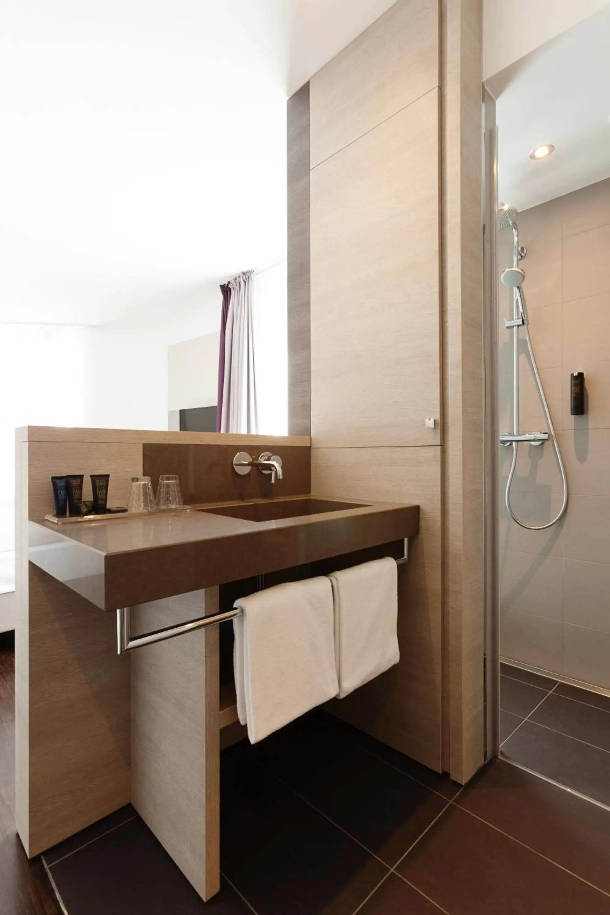 Shower, Bathroom in Vienna House Easy by Wyndham Osnabrück