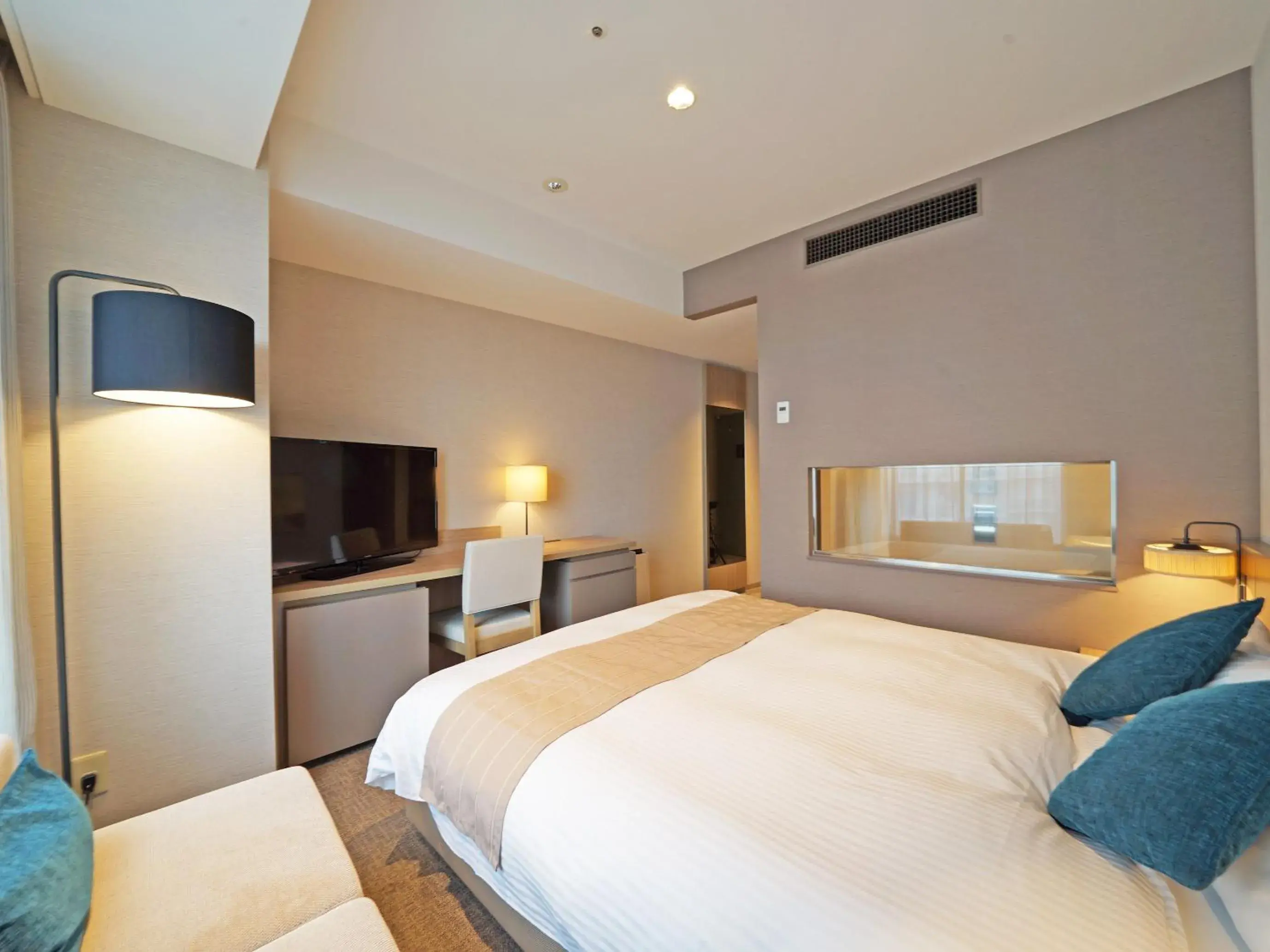 Photo of the whole room, Bed in the square hotel Yokohama Minatomirai