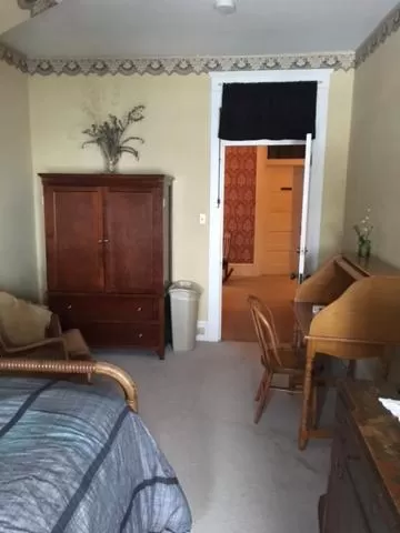 Bedroom, Bed in Victorian Charm Inn