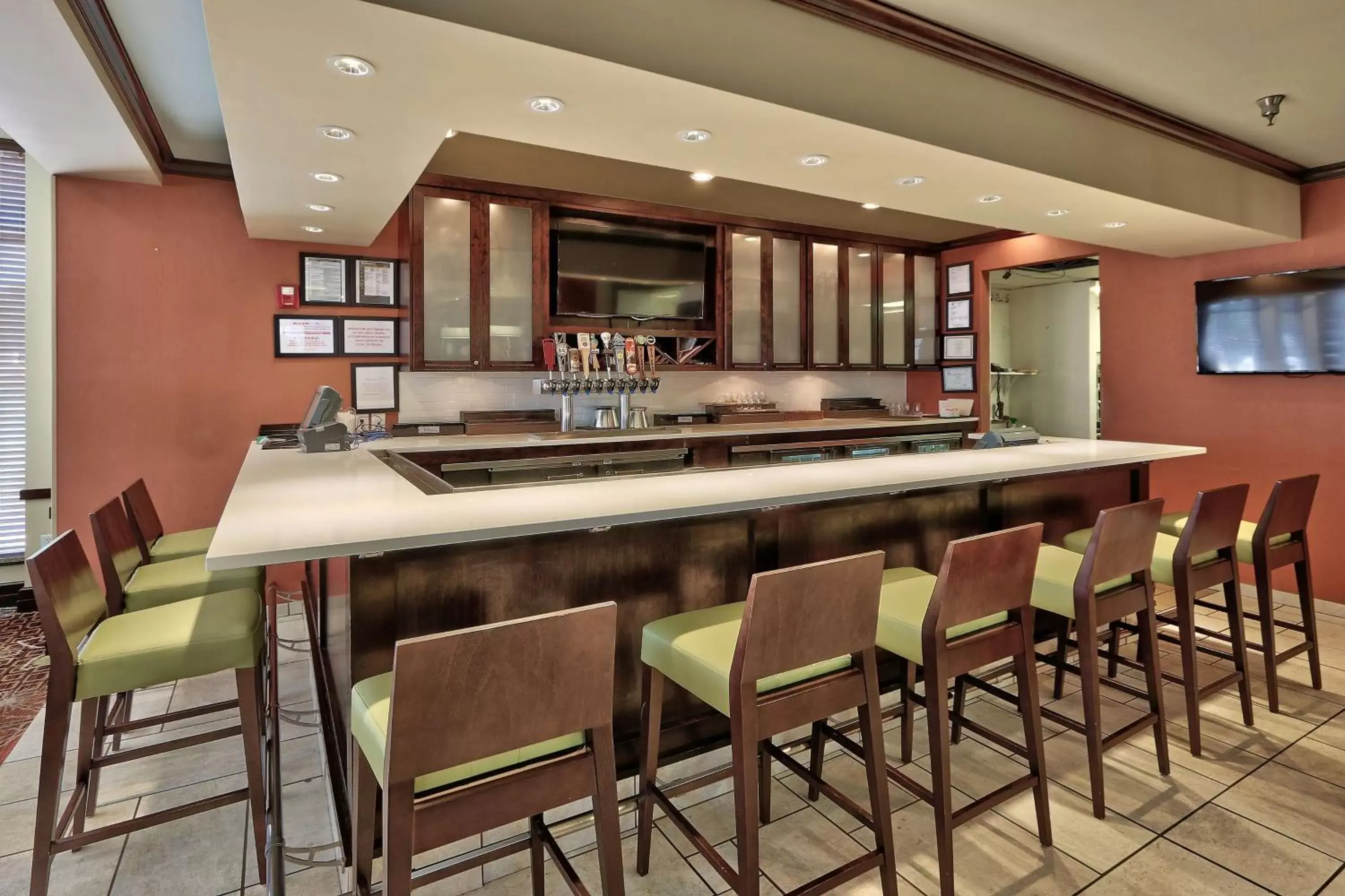 Lounge or bar, Kitchen/Kitchenette in Hilton Garden Inn Albuquerque Airport