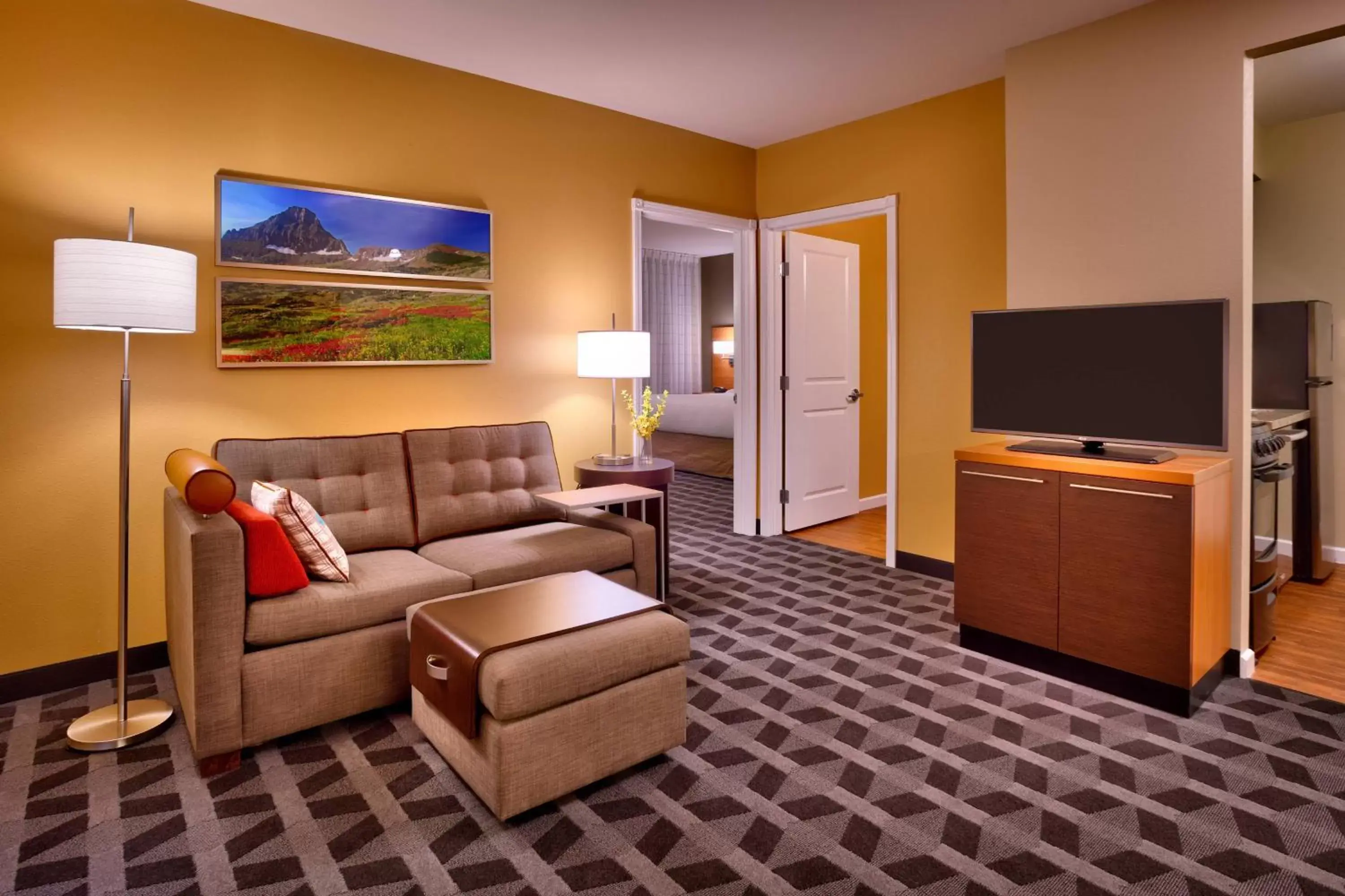 Living room, TV/Entertainment Center in TownePlace Suites by Marriott Missoula