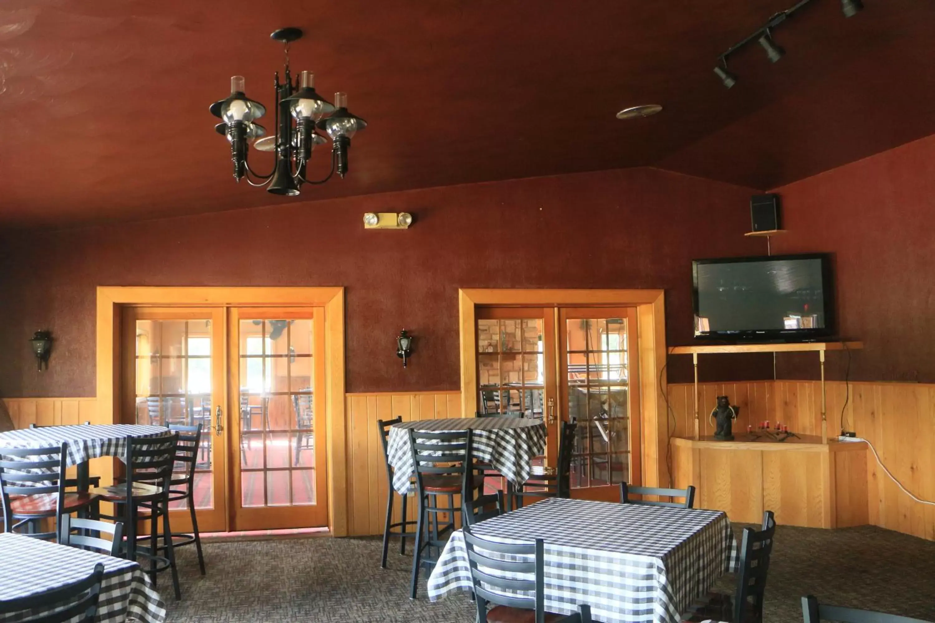 Restaurant/Places to Eat in Econo Lodge Inn & Suites Munising Area