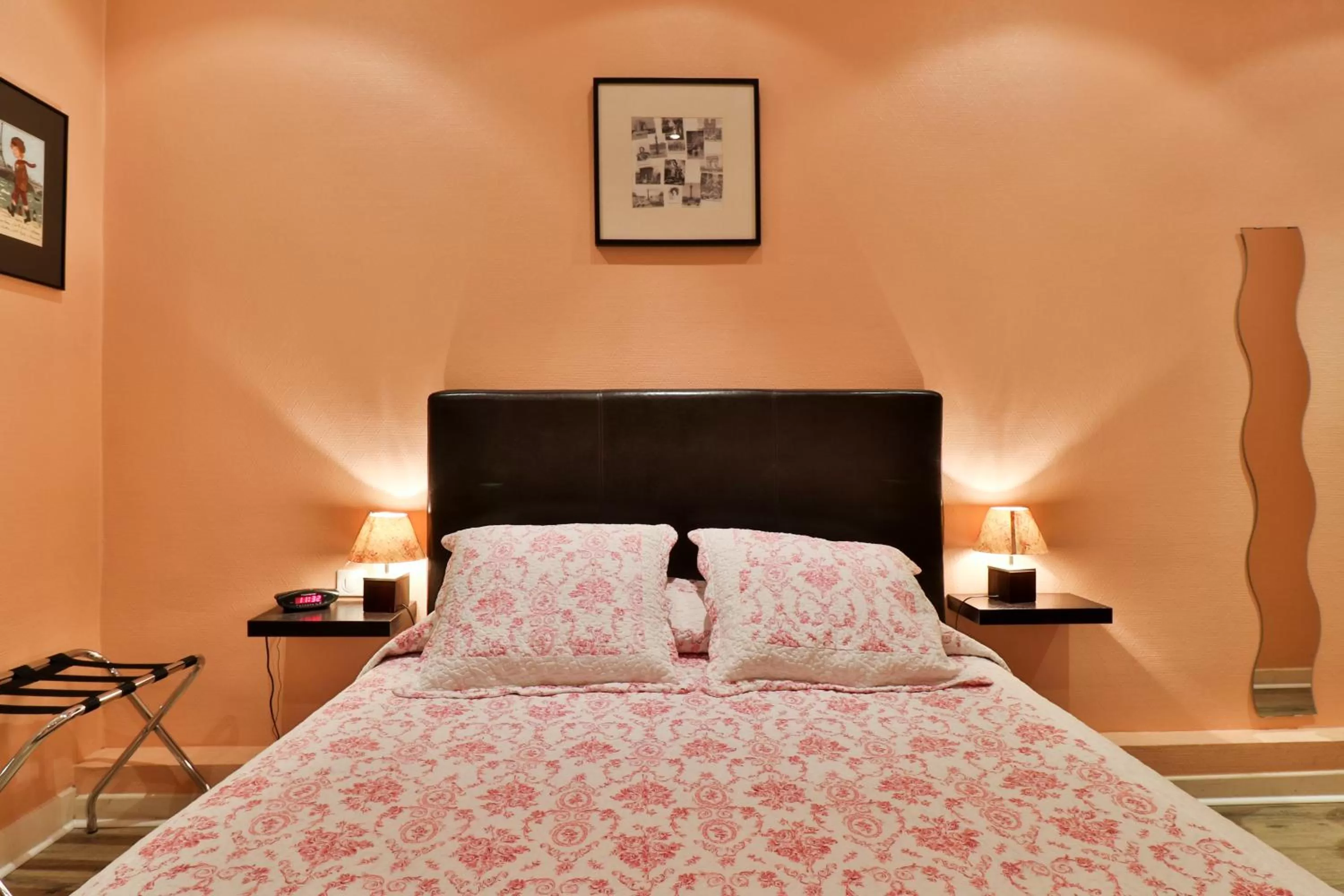 Photo of the whole room, Bed in Hotel Victor Hugo Nice