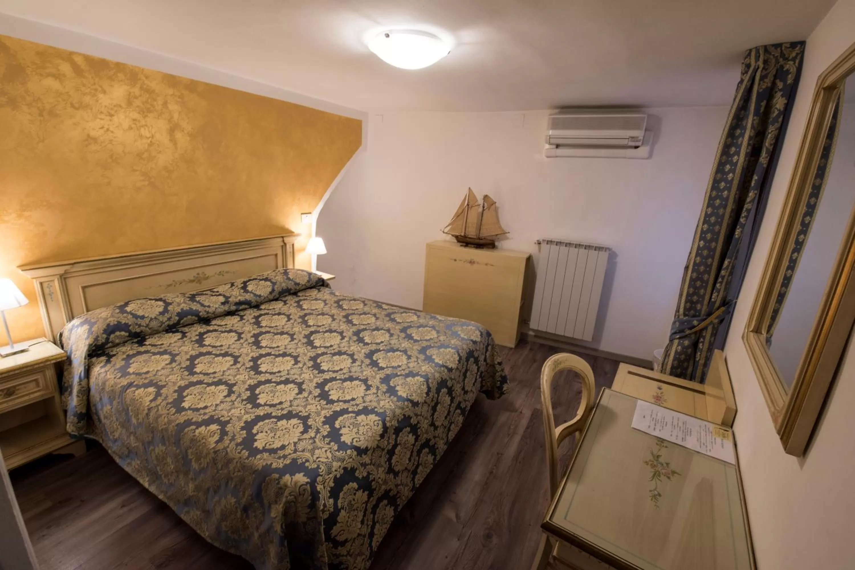 Photo of the whole room, Bed in Albergo Casa Peron