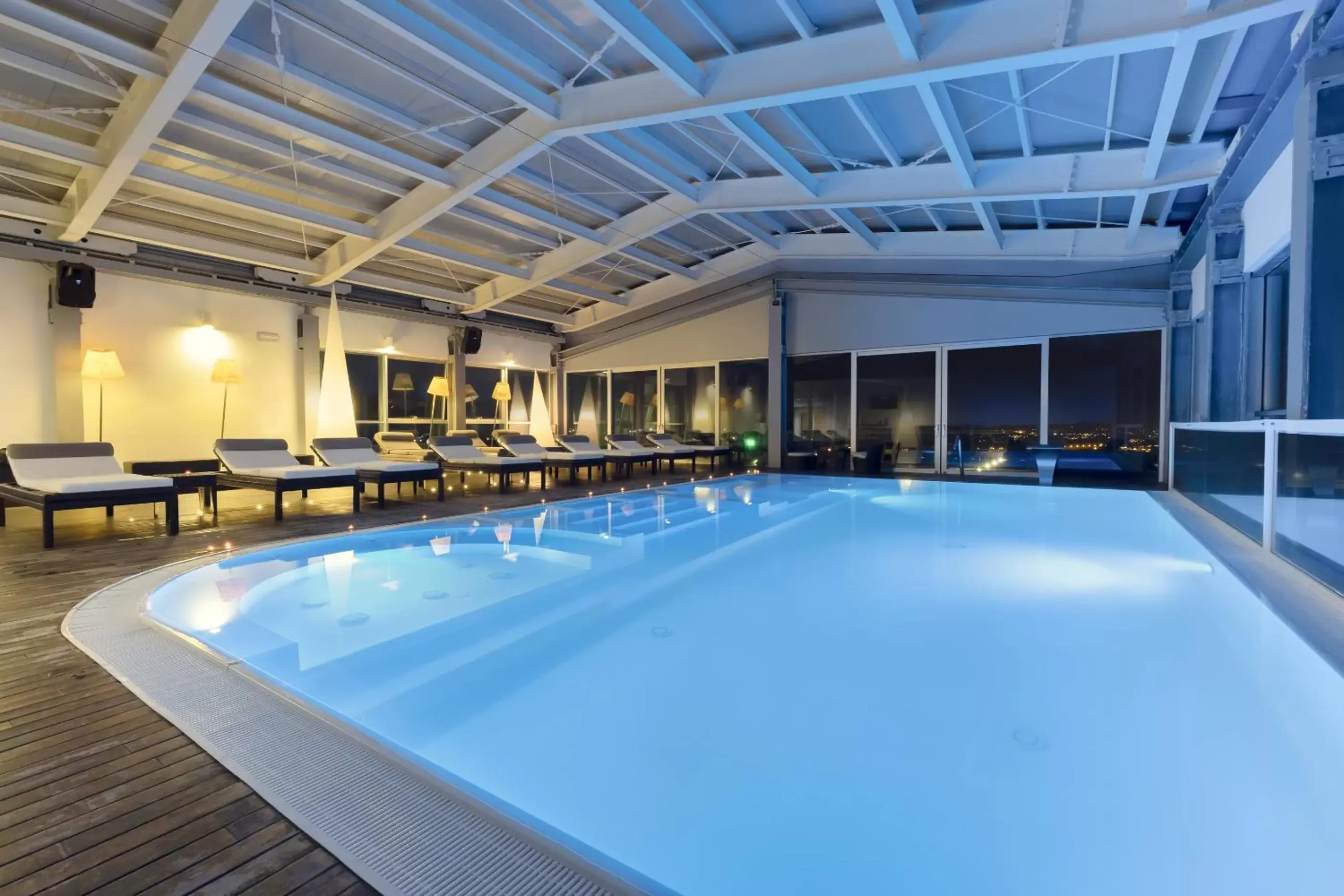 Hot Tub, Swimming Pool in Hotel Horizon