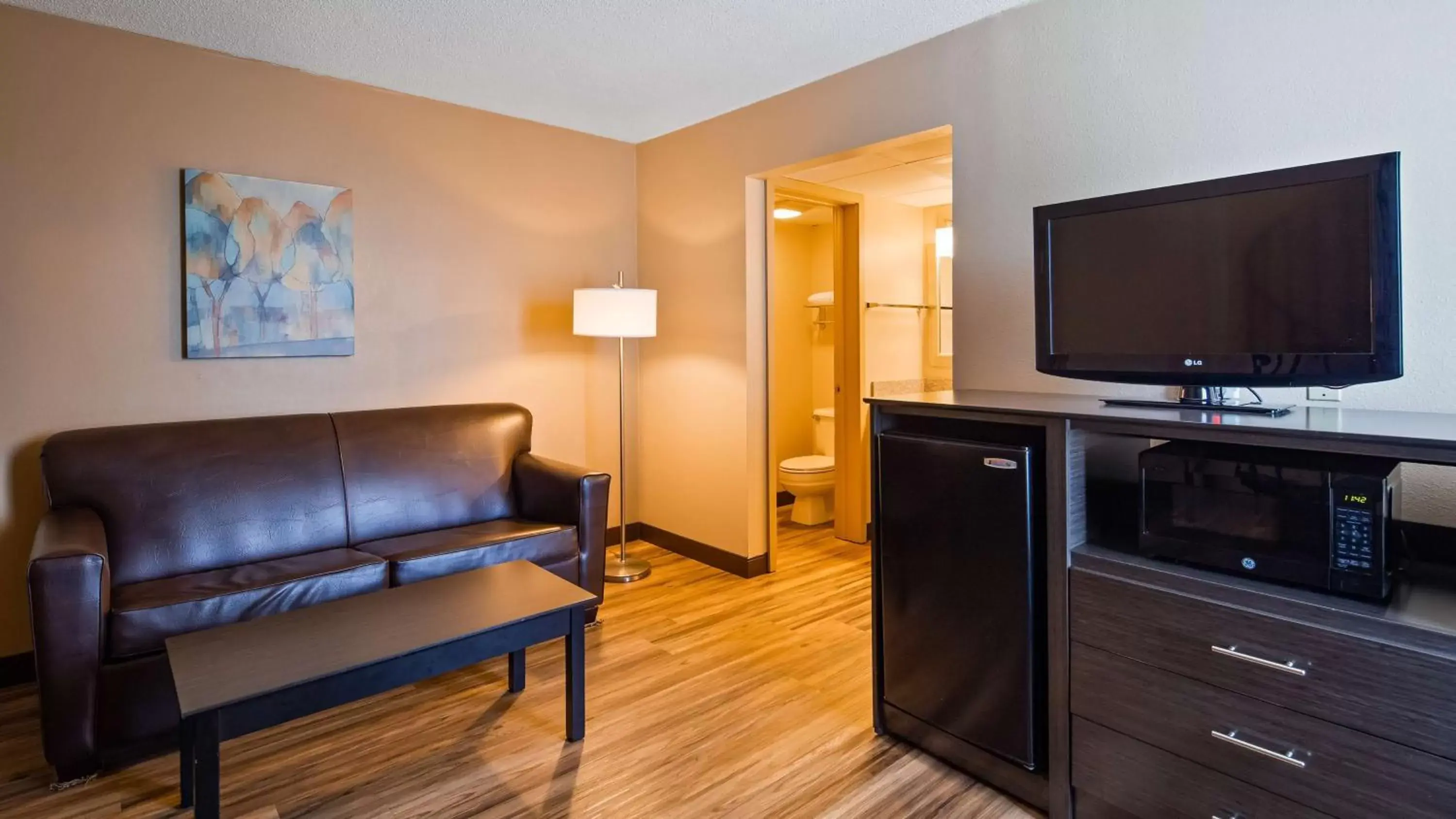 Photo of the whole room, TV/Entertainment Center in Best Western Toni Inn