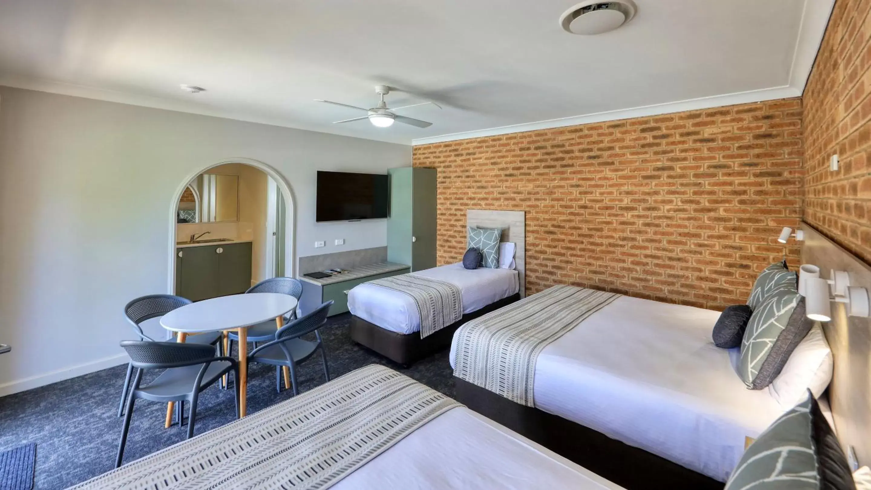 Photo of the whole room in Hamilton Henry Parkes Motor Inn