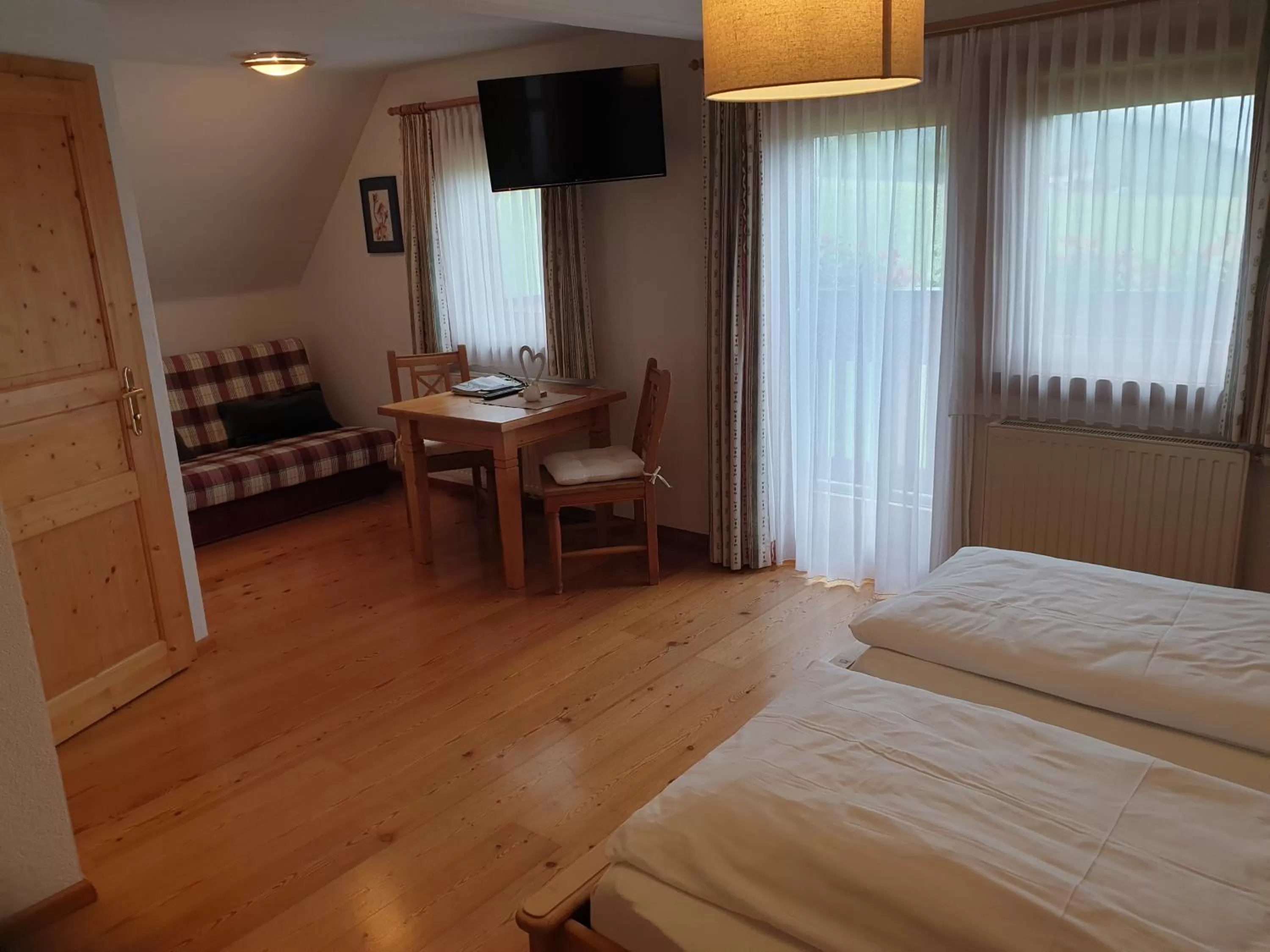 Photo of the whole room, Bed in Bergführerhaus