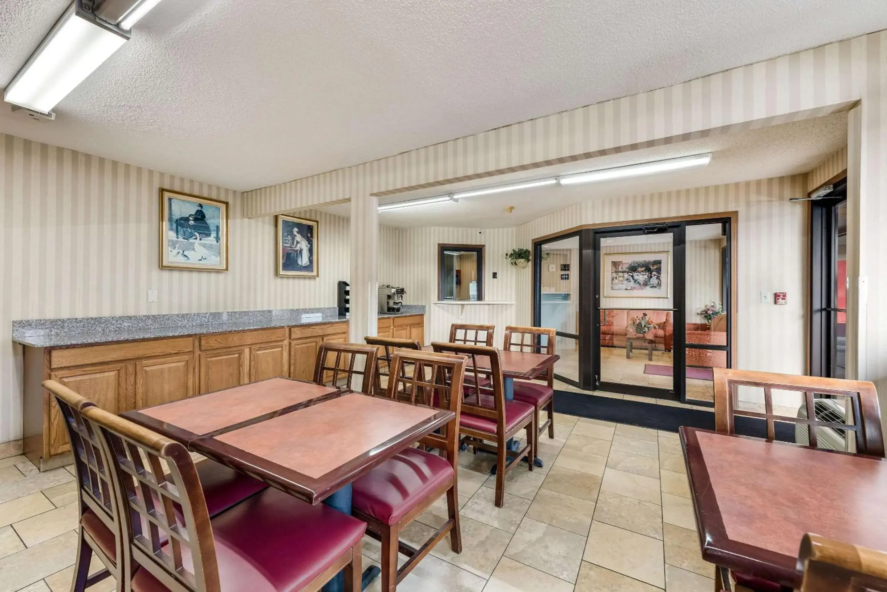Restaurant/places to eat in Rodeway Inn Columbus West Restaurant/places to eat in Rodeway Inn Columbus West