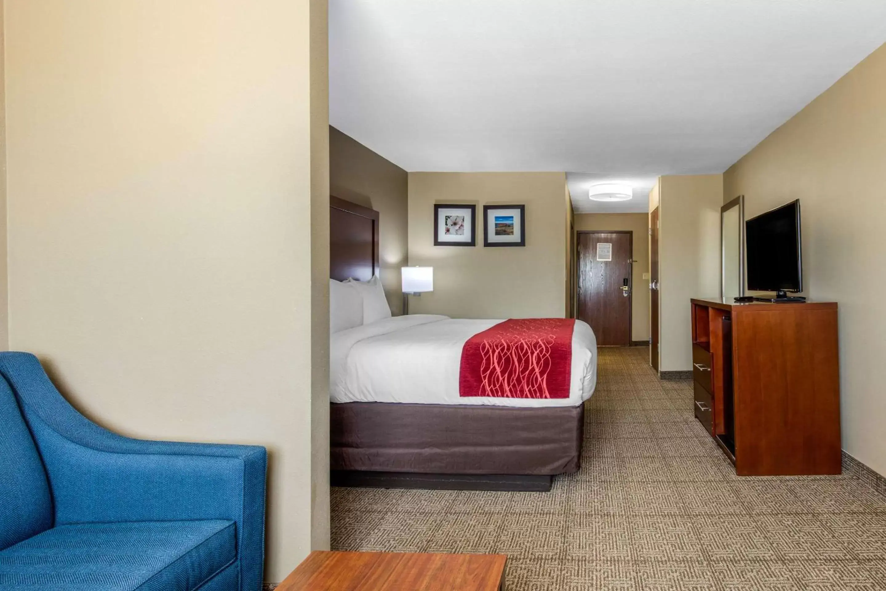 Photo of the whole room, Bed in Comfort Inn & Suites