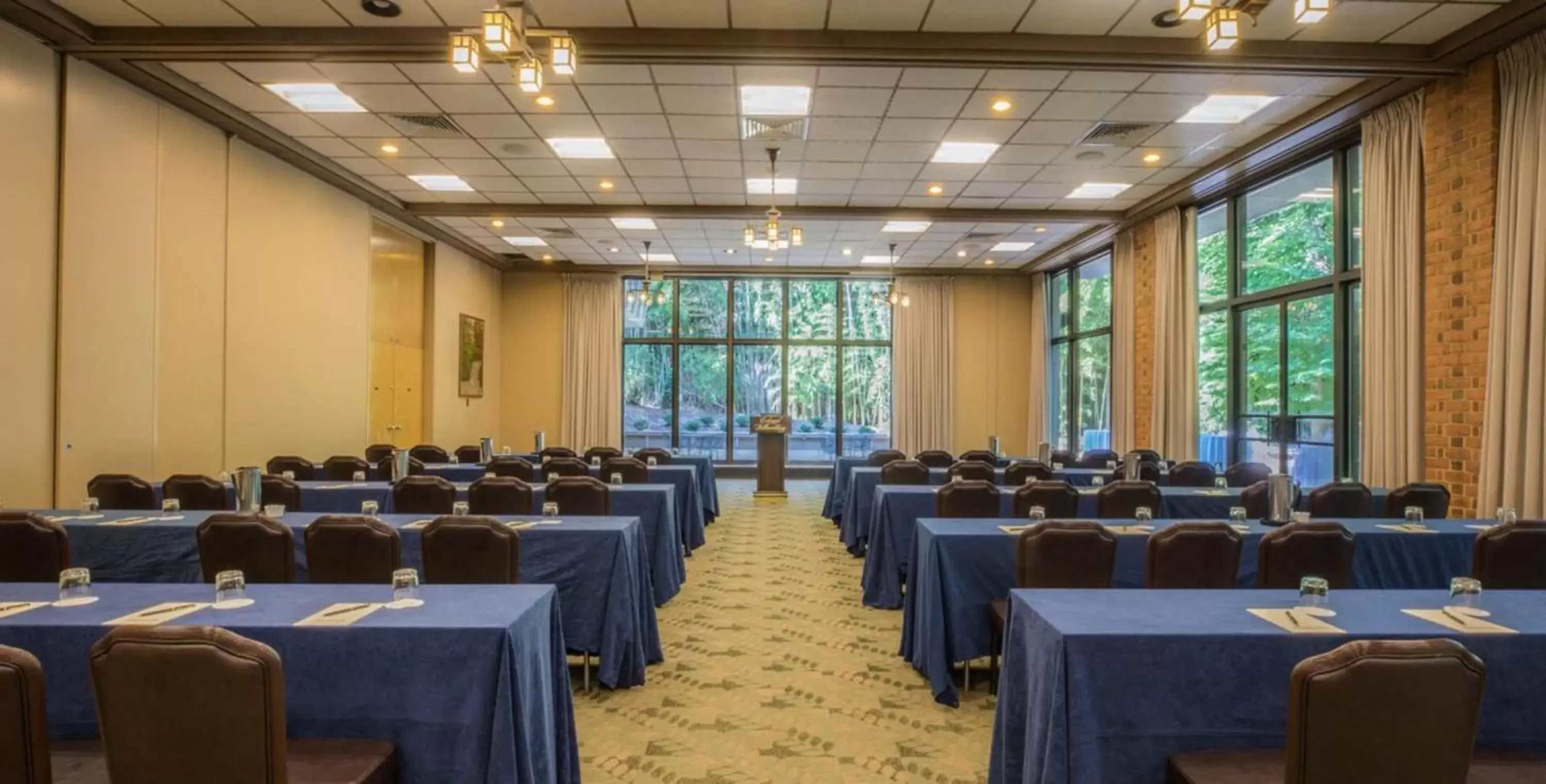 Meeting/conference room in Williamsburg Woodlands Hotel & Suites