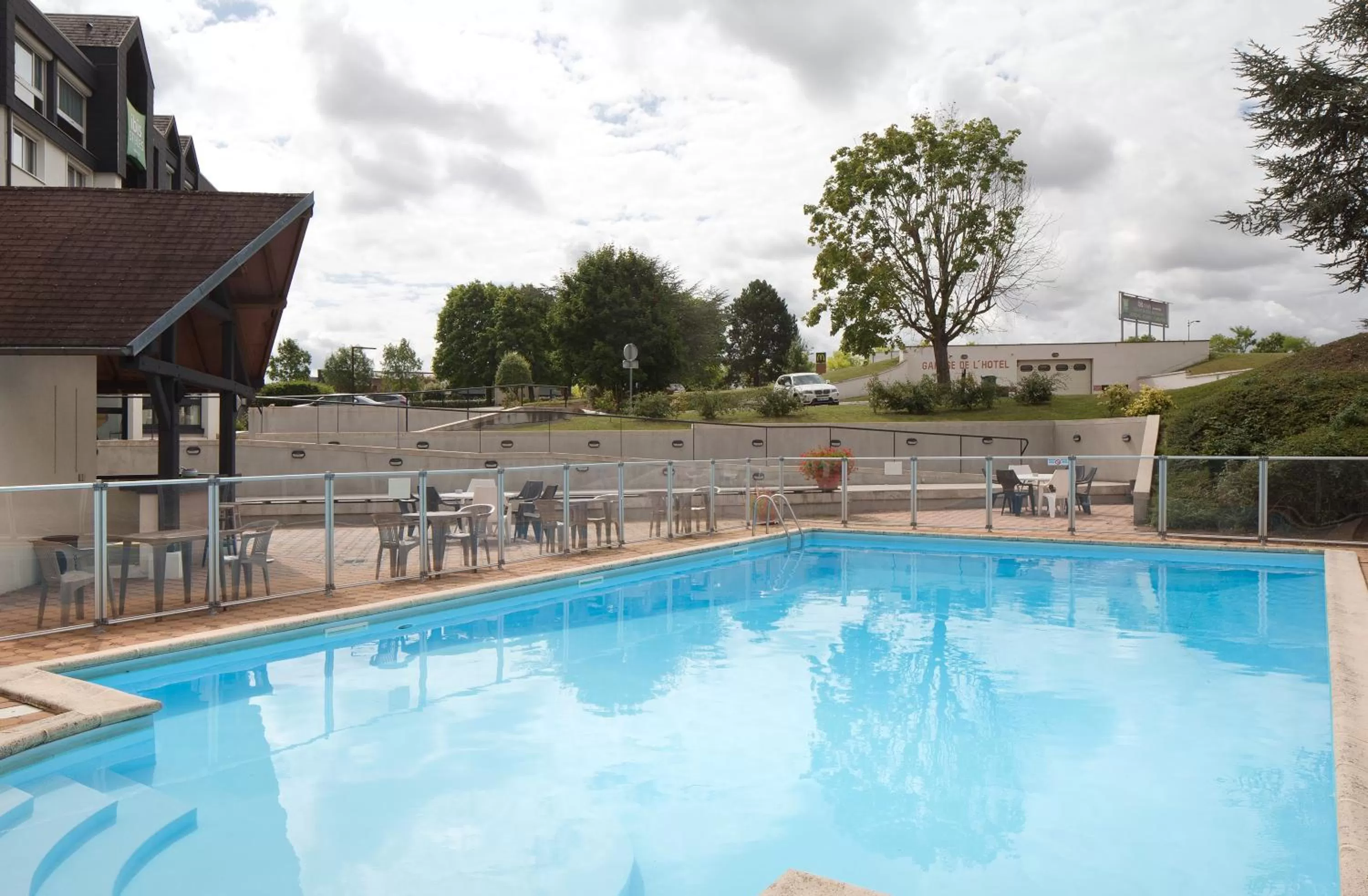 Swimming pool in Hôtel ibis Styles Auxerre Nord