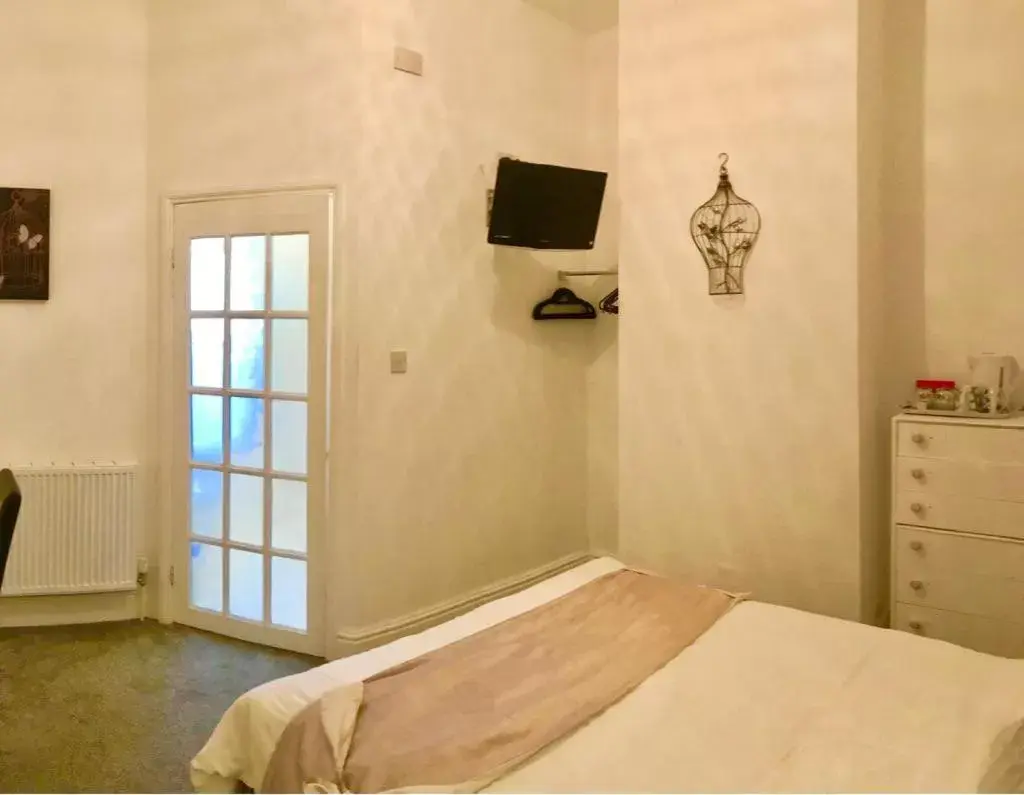 Ground Floor Double Room in Admiral Guest House Ground Floor Double Room in Admiral Guest House