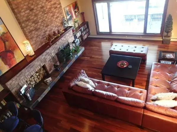 Living room, Seating Area in A View of the Lake B & B