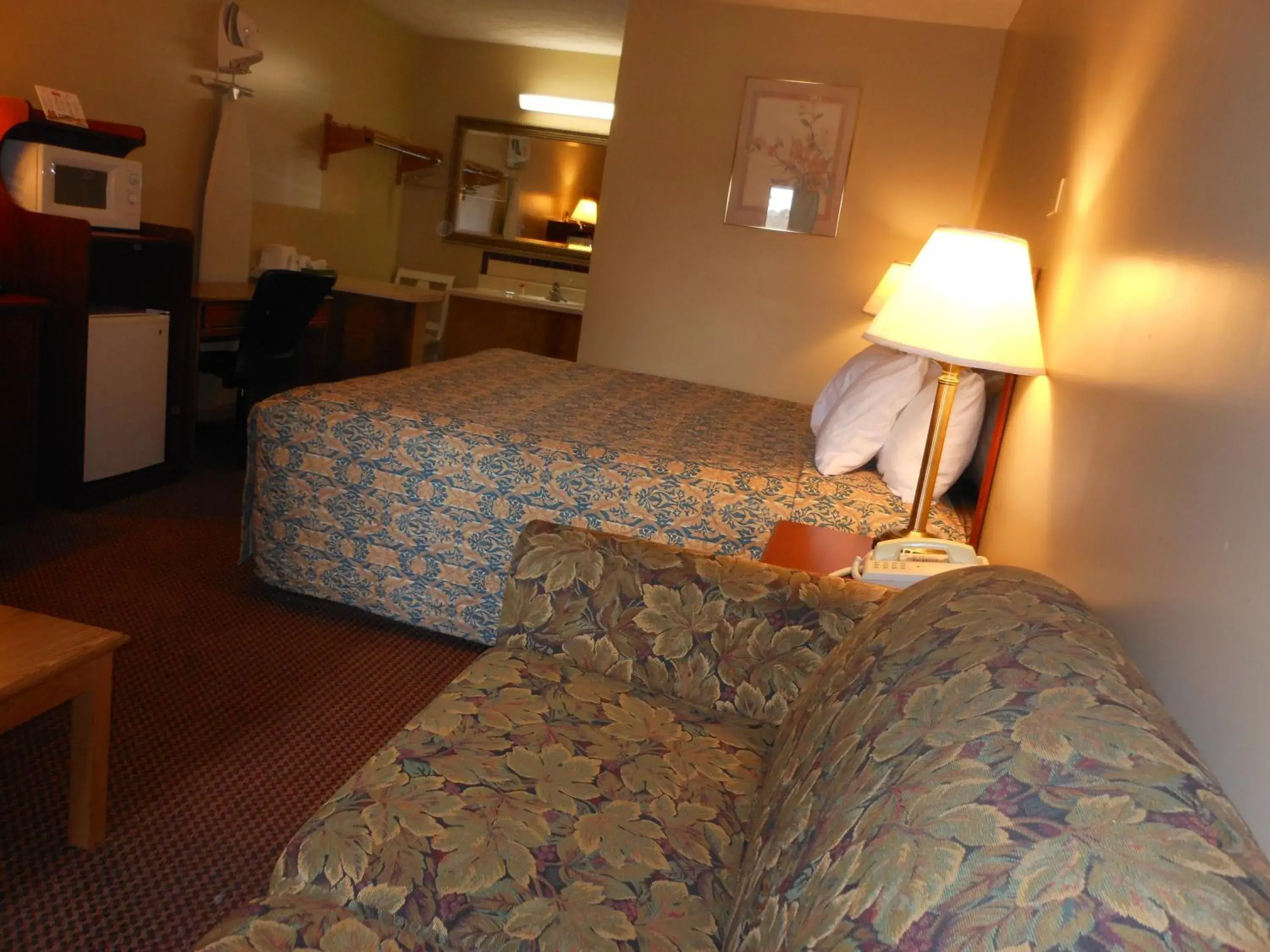 Bed in McClellan Inn Bed in McClellan Inn