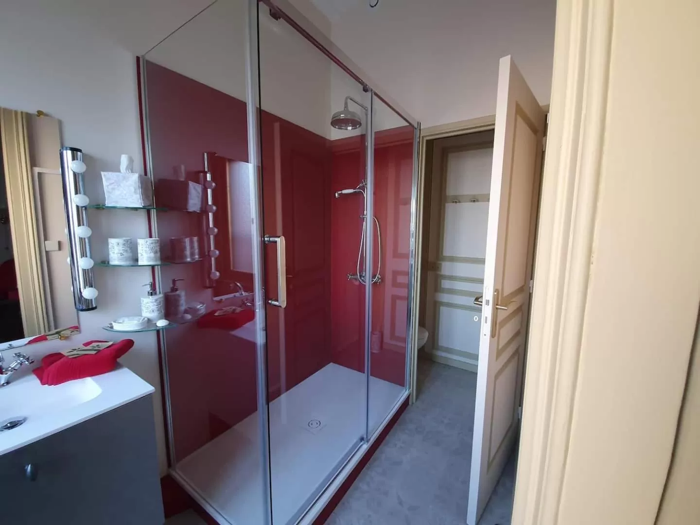 Shower in B & B Les Secrets des Loges