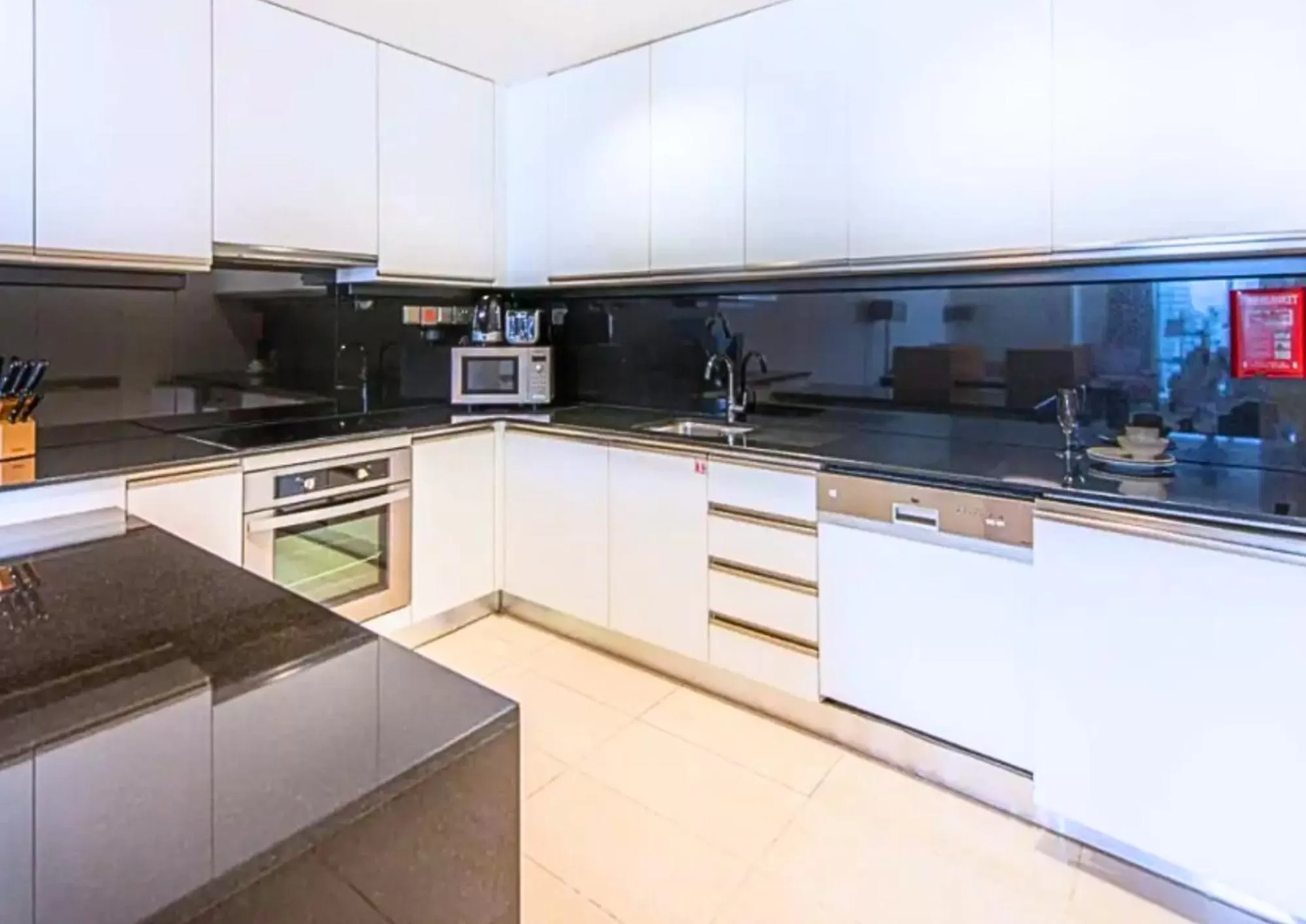 Kitchen or kitchenette in Emaar Residences Dubai Marina by Qstay - formerly Address Dubai Marina