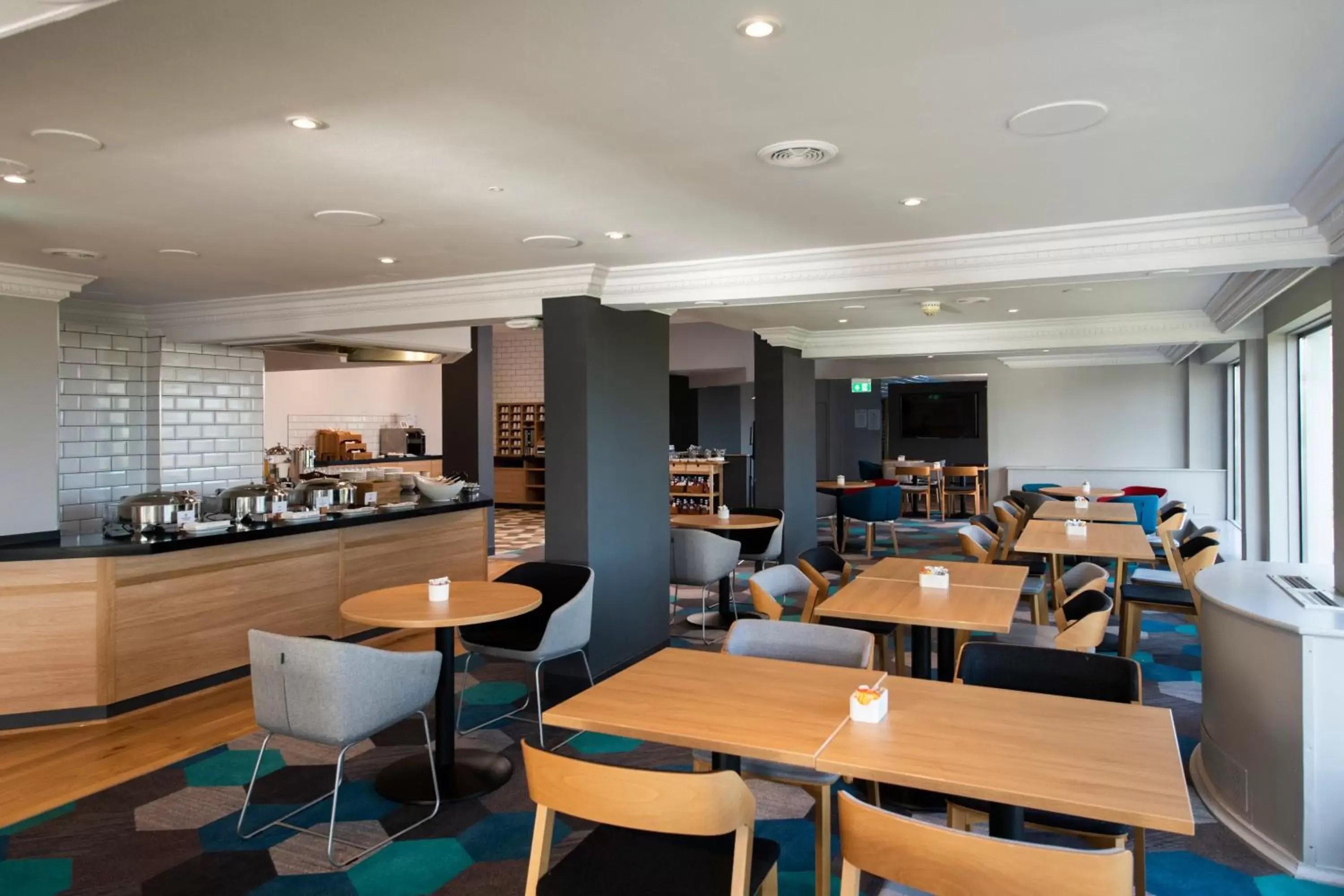 Lounge or bar, Restaurant/Places to Eat in Holiday Inn Express Edinburgh City West, an IHG Hotel
