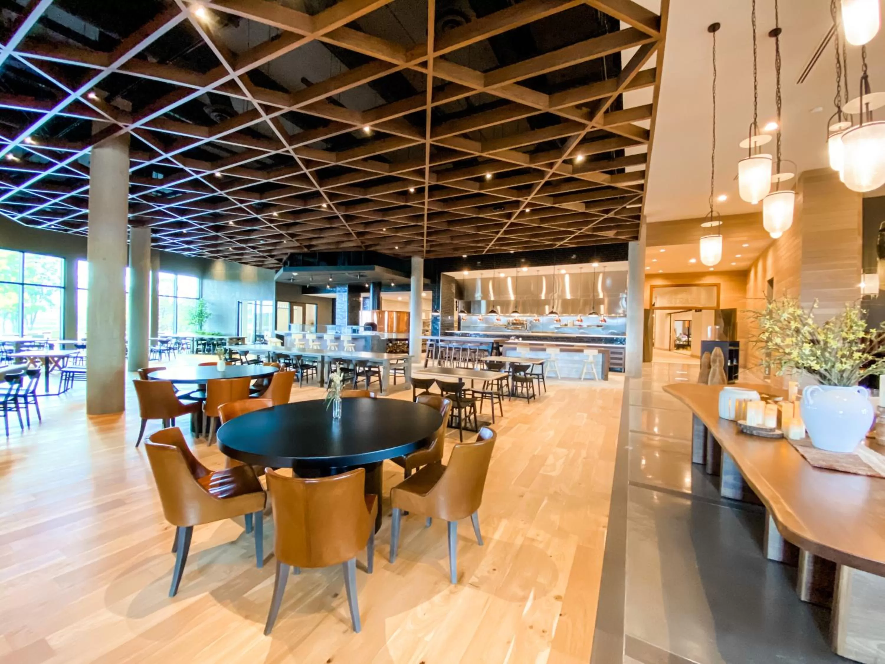 Restaurant/places to eat in Omni Viking Lakes