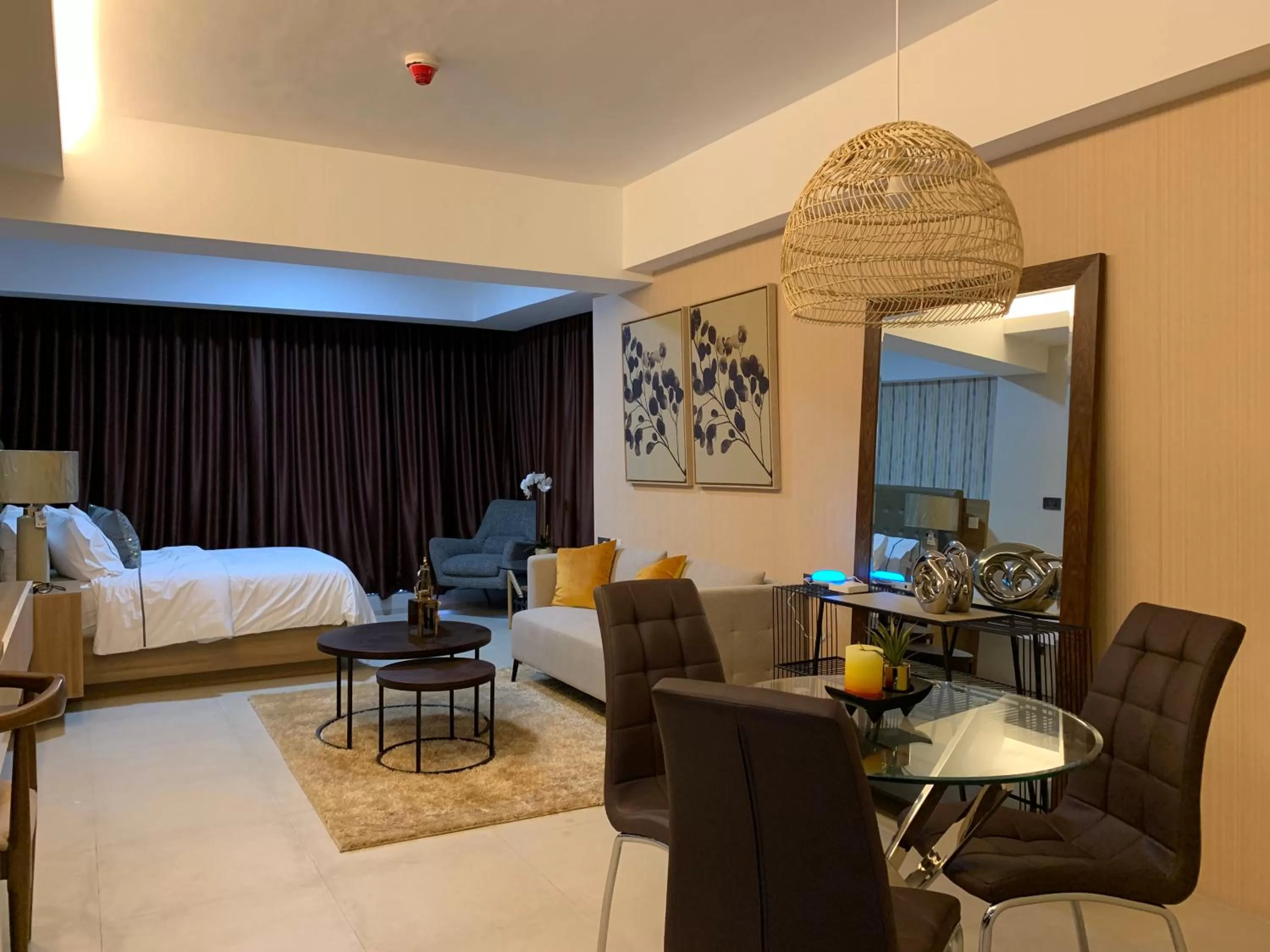 Seating area, Bed in AEON SUITES Staycation