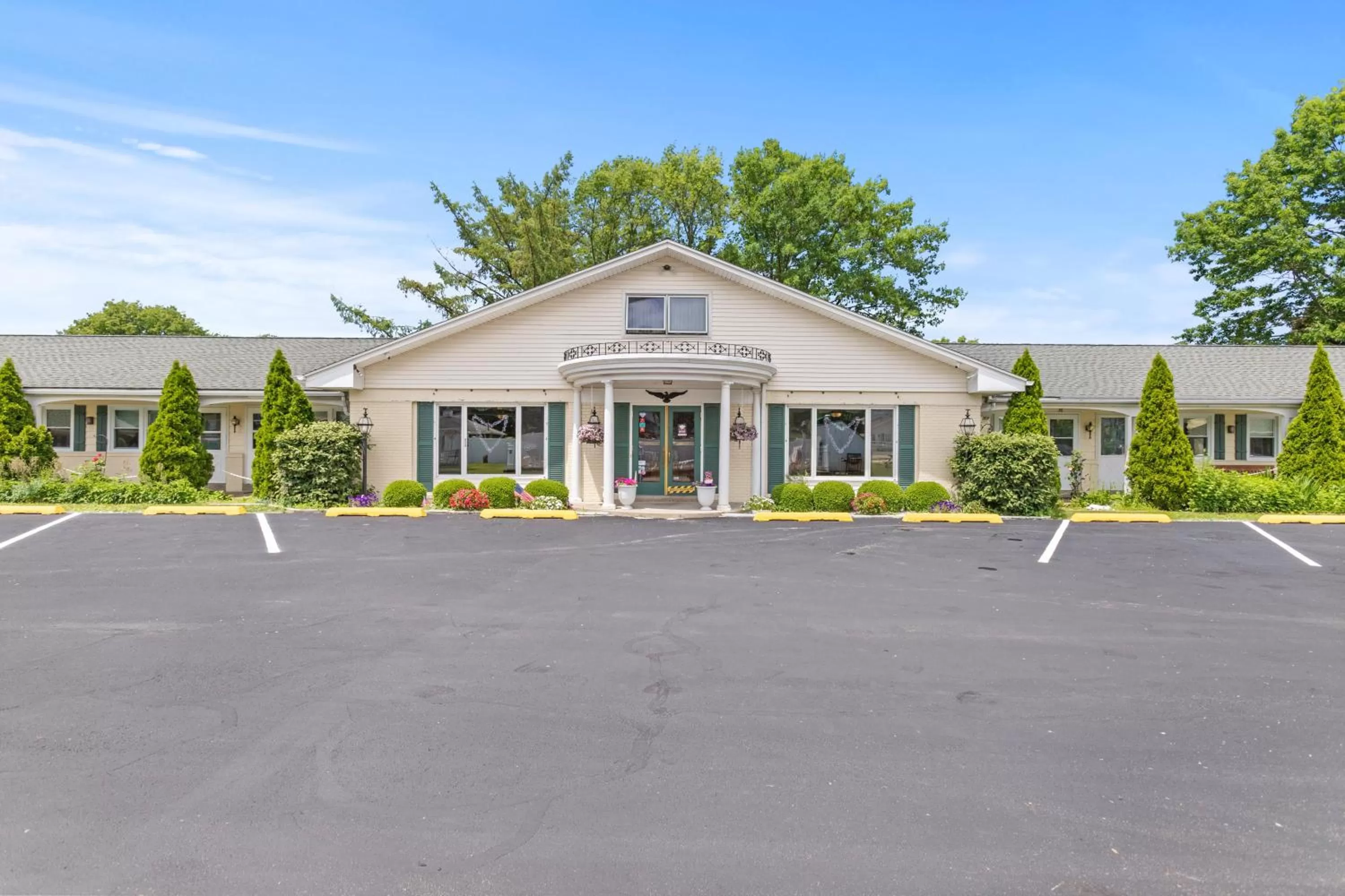 Property building in Glass House Inn Erie Near I-90 & I-79