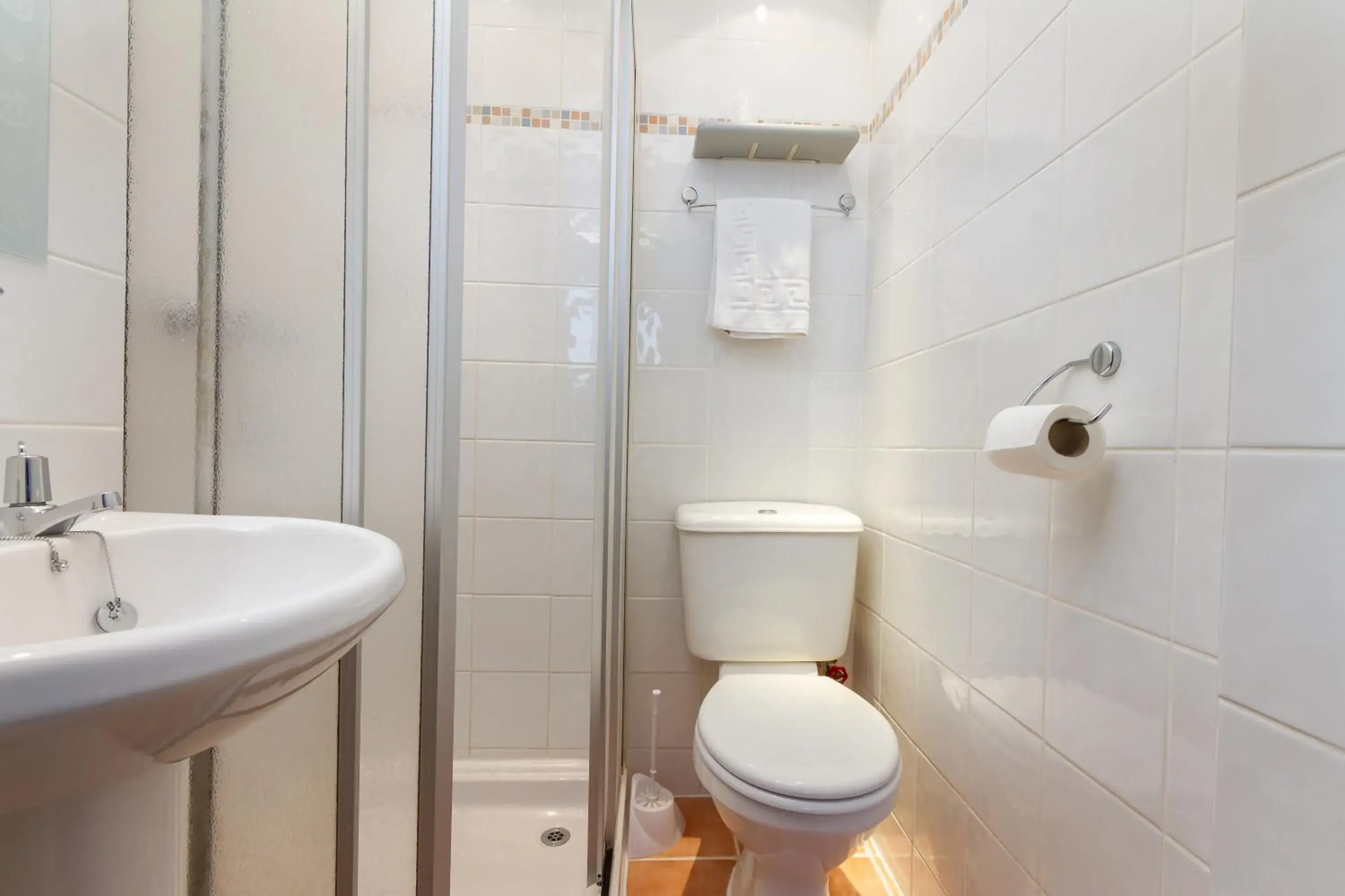 Shower, Bathroom in Maples Hotel