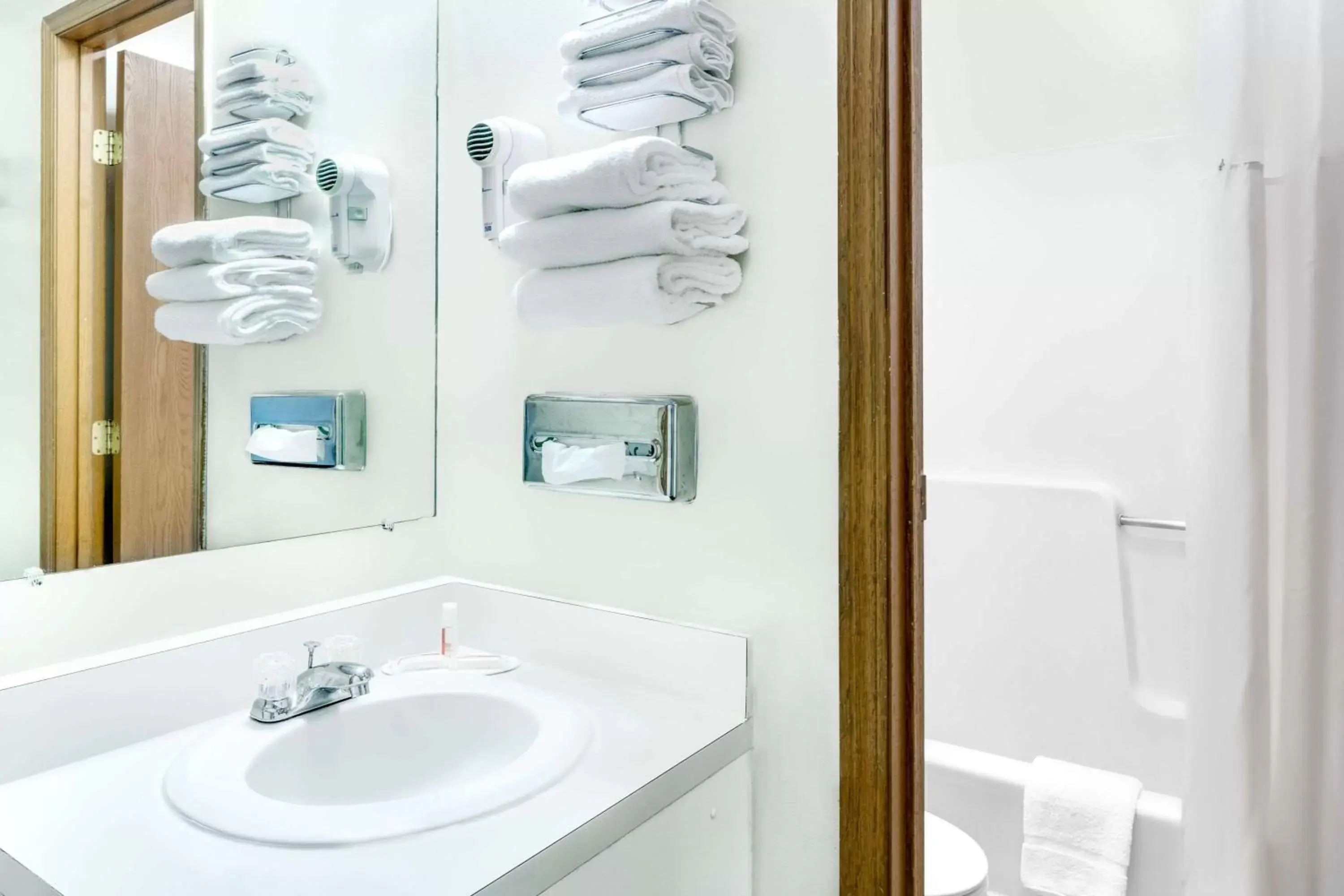 Queen Room with Two Queen Beds - Smoking in Days Inn by Wyndham Concordia Queen Room with Two Queen Beds - Smoking in Days Inn by Wyndham Concordia