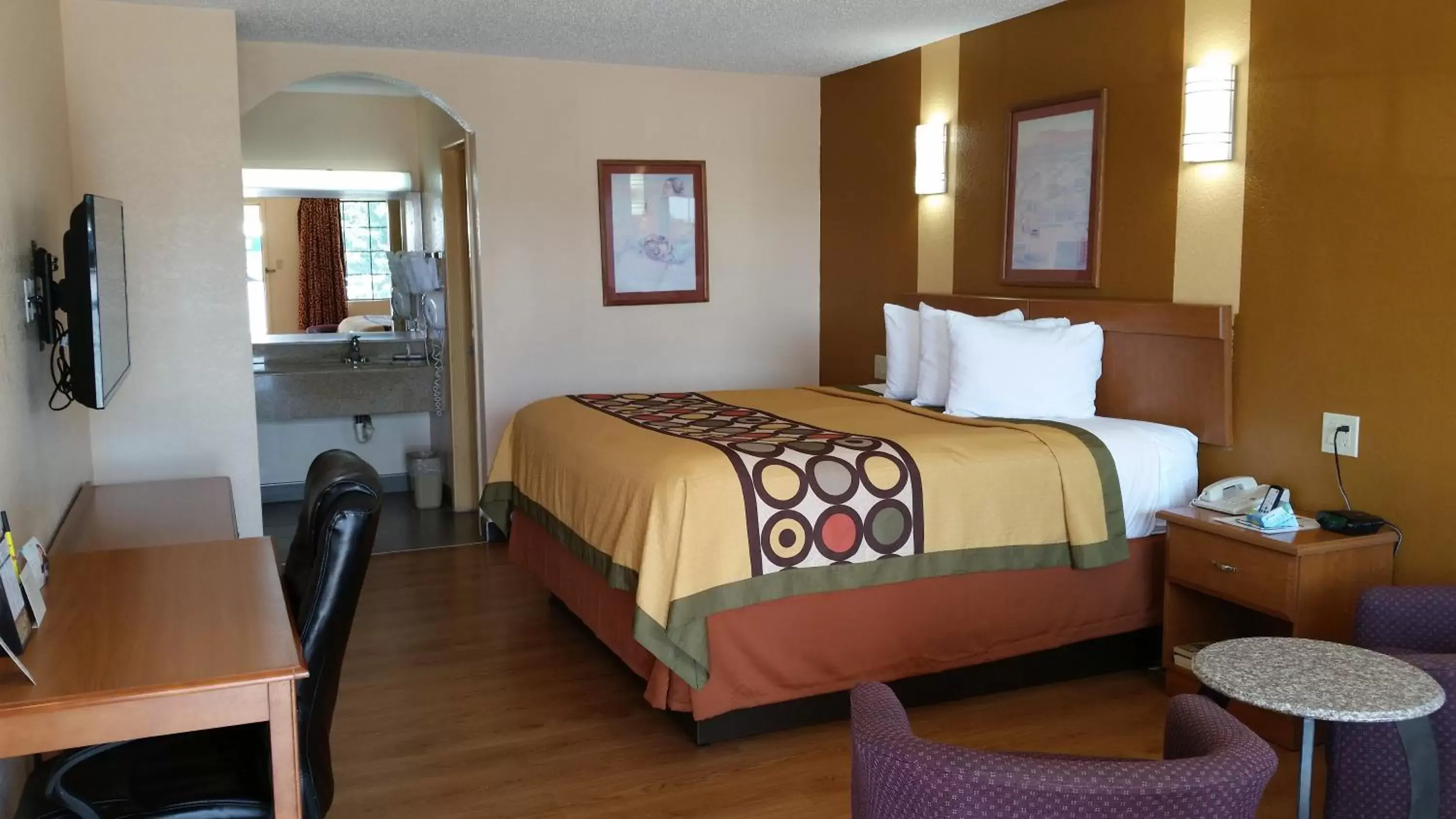 Photo of the whole room, Bed in Super 8 by Wyndham Waco/Mall area TX