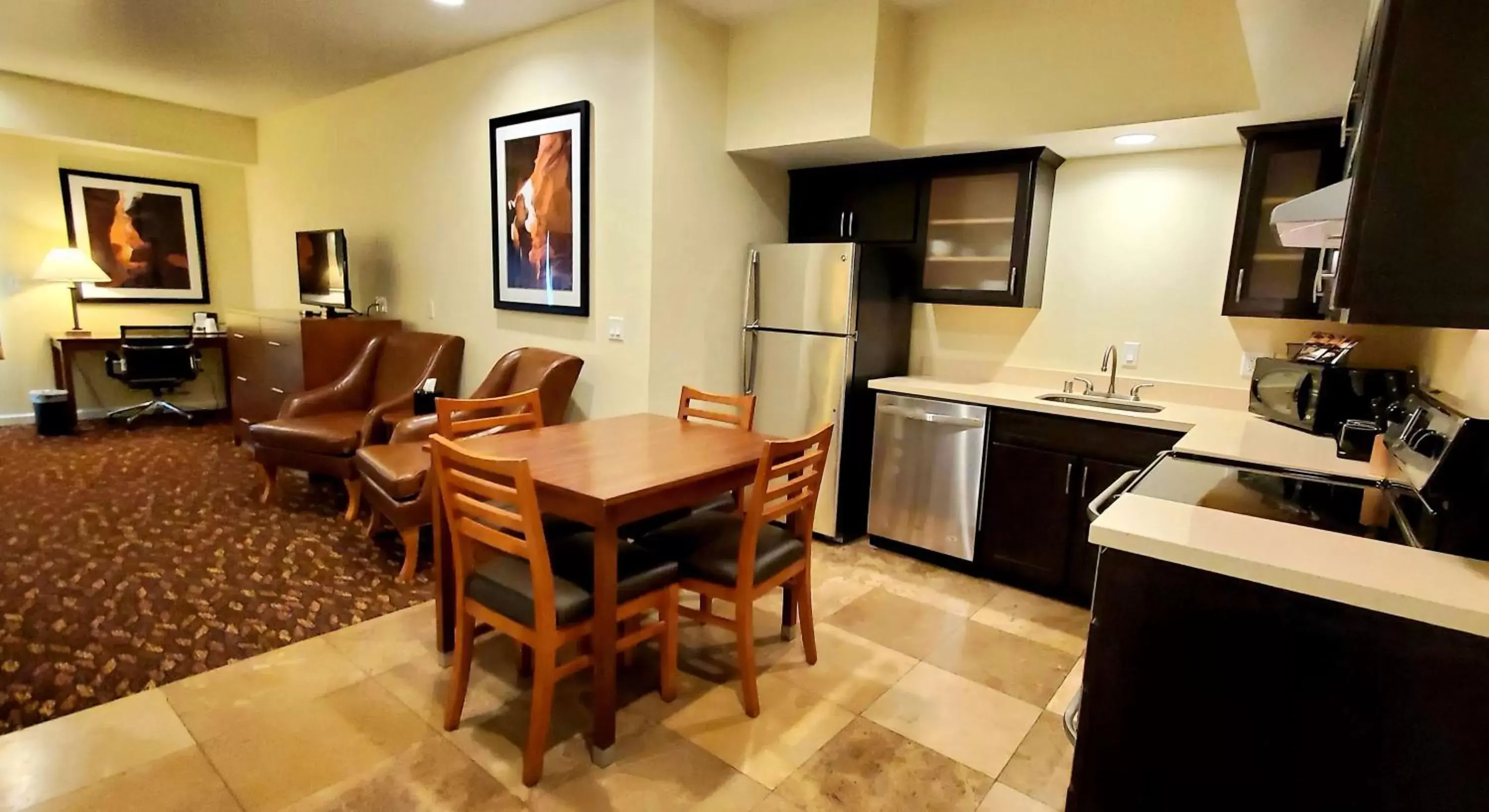 Photo of the whole room, Kitchen/Kitchenette in Best Western Plus Northwoods Inn