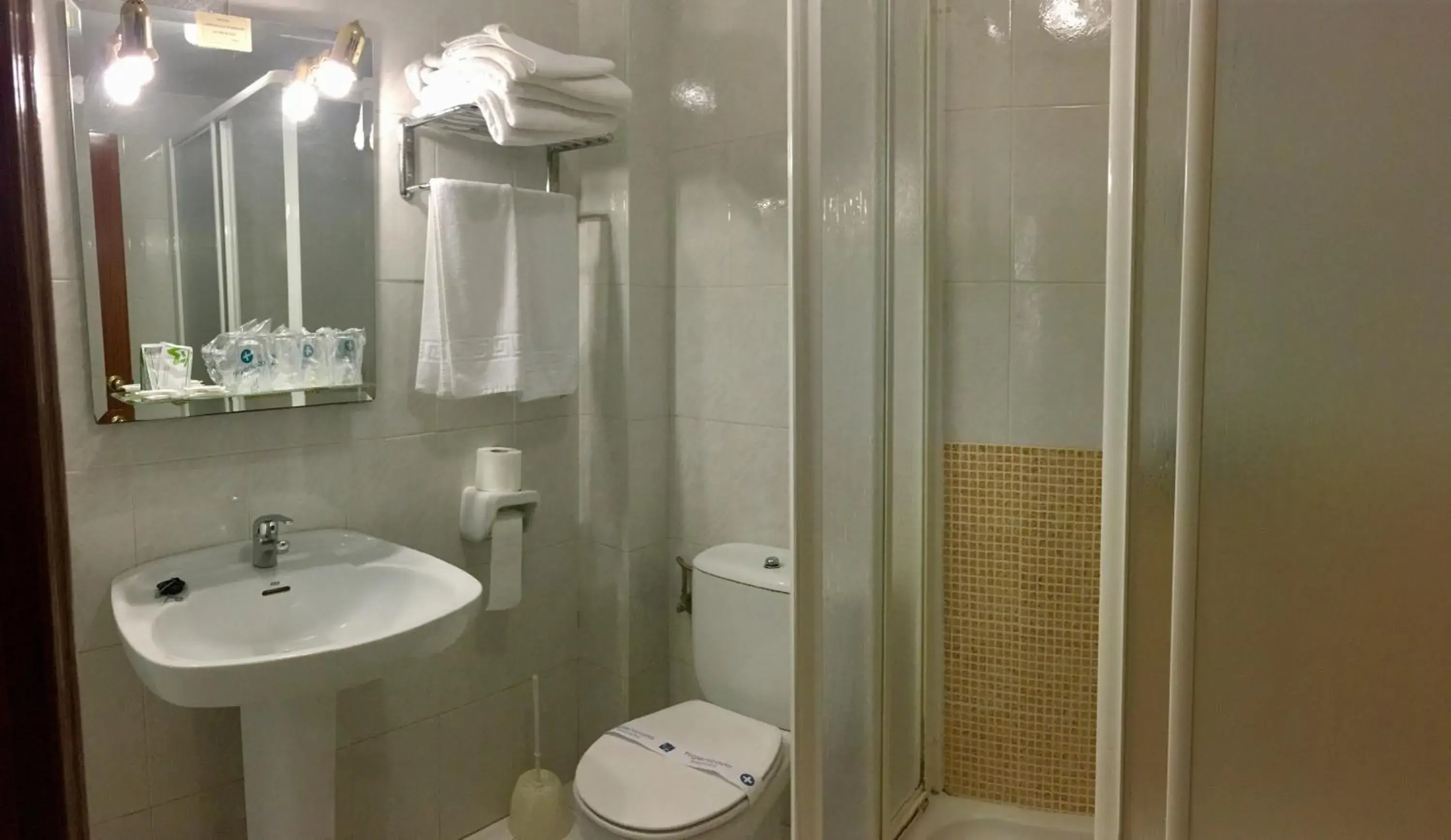 Shower, Bathroom in Hotel El Emigrante