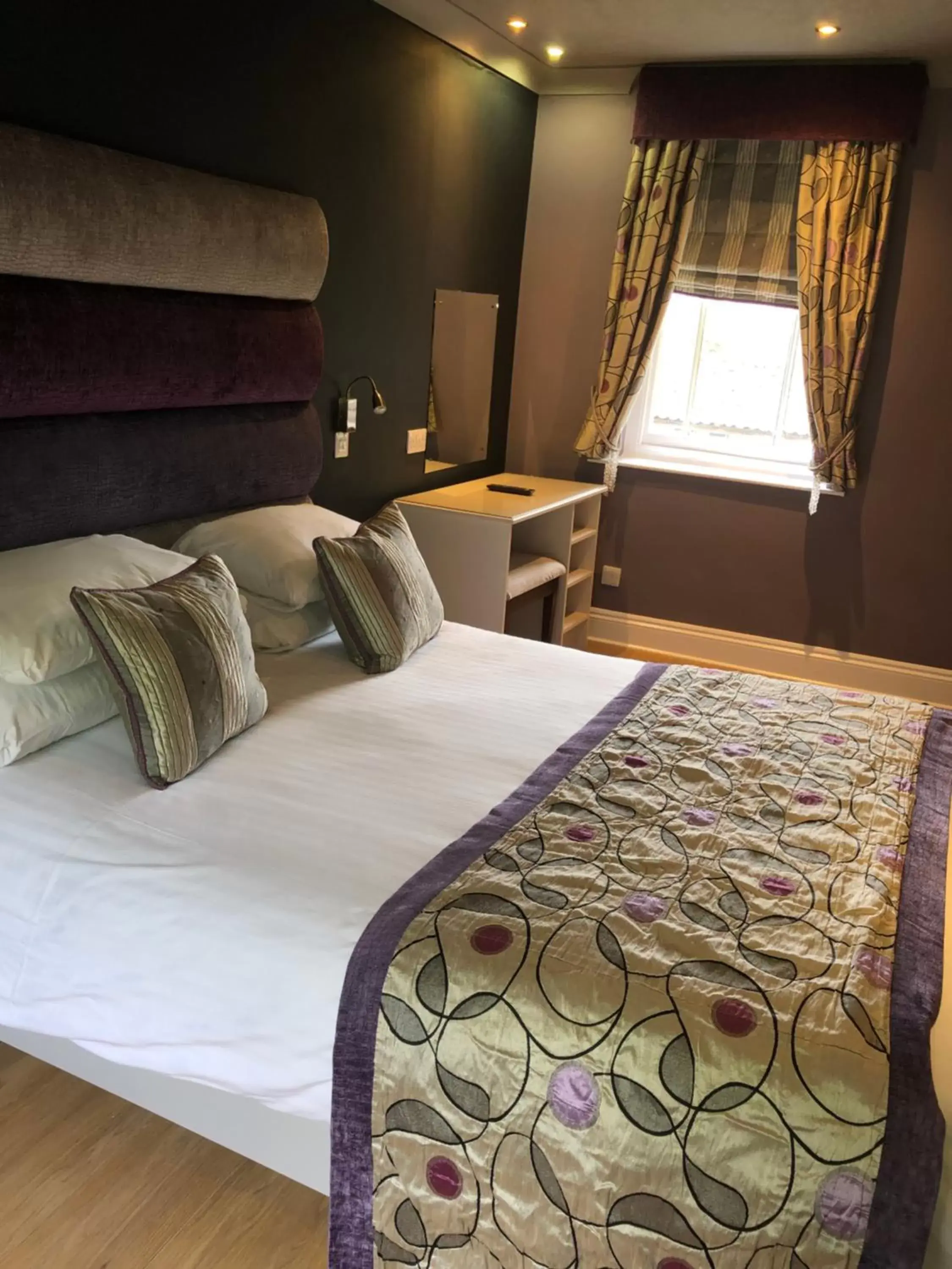 Bedroom, Bed in The Vine Hotel, Skegness