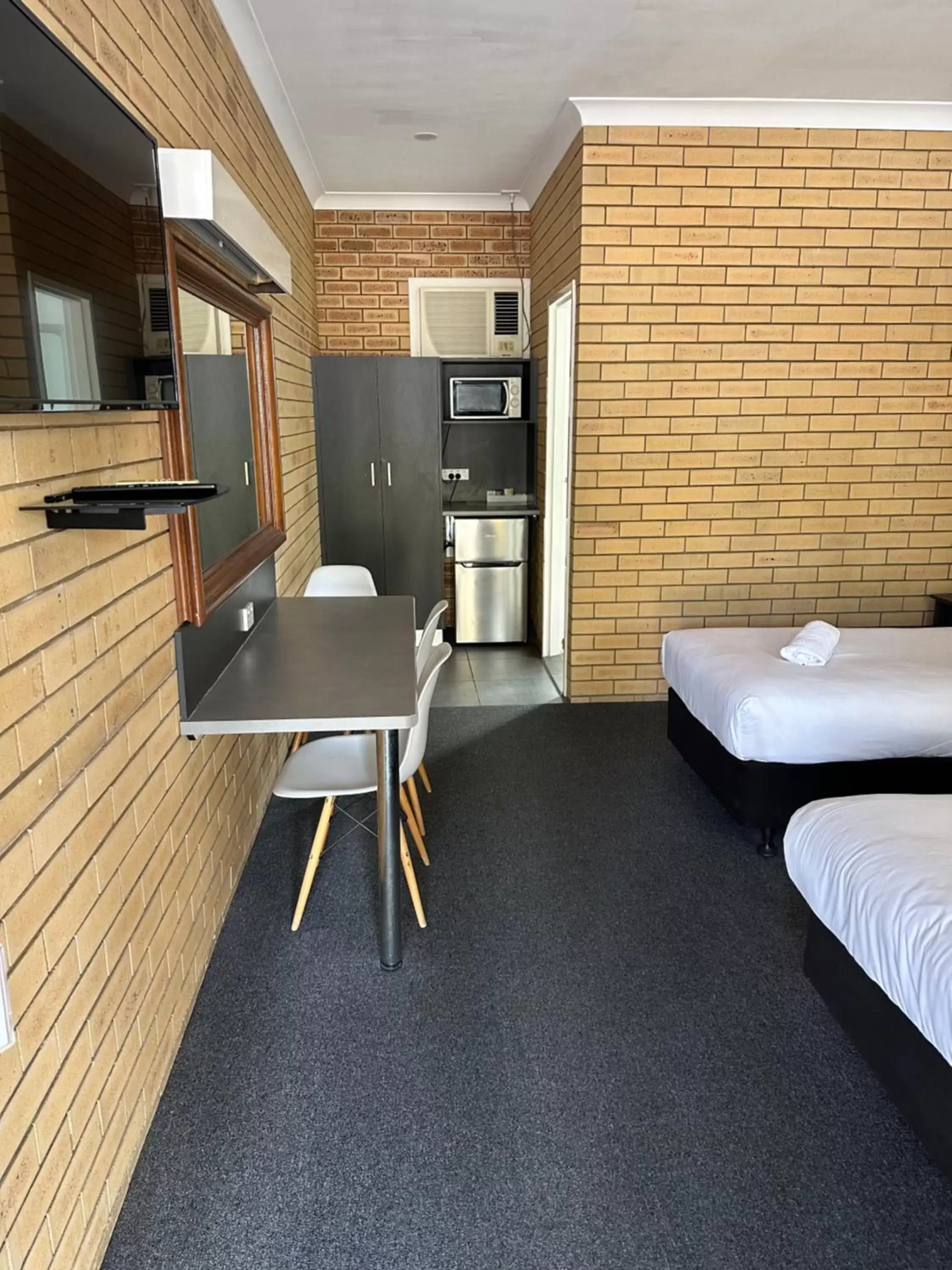 Budget Twin Room in Blue Violet Motor Inn Budget Twin Room in Blue Violet Motor Inn