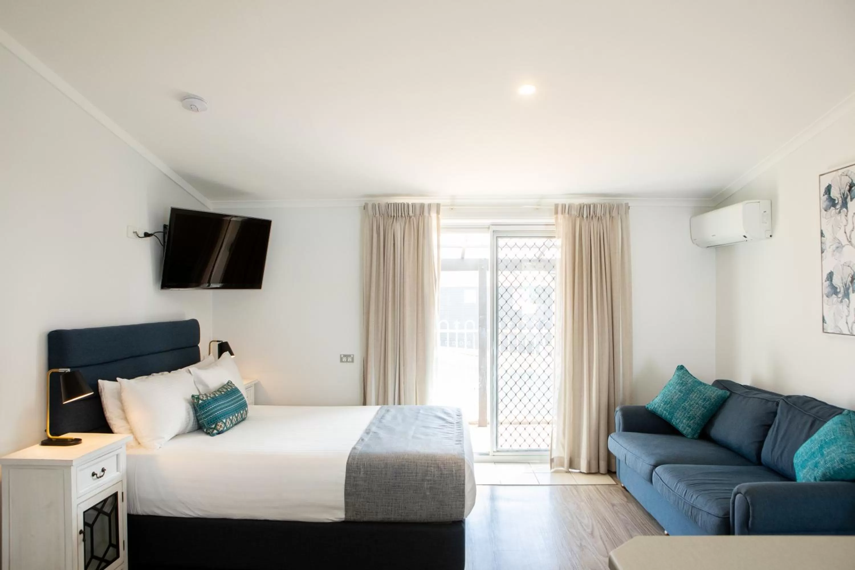 Bed in New England Motor Lodge