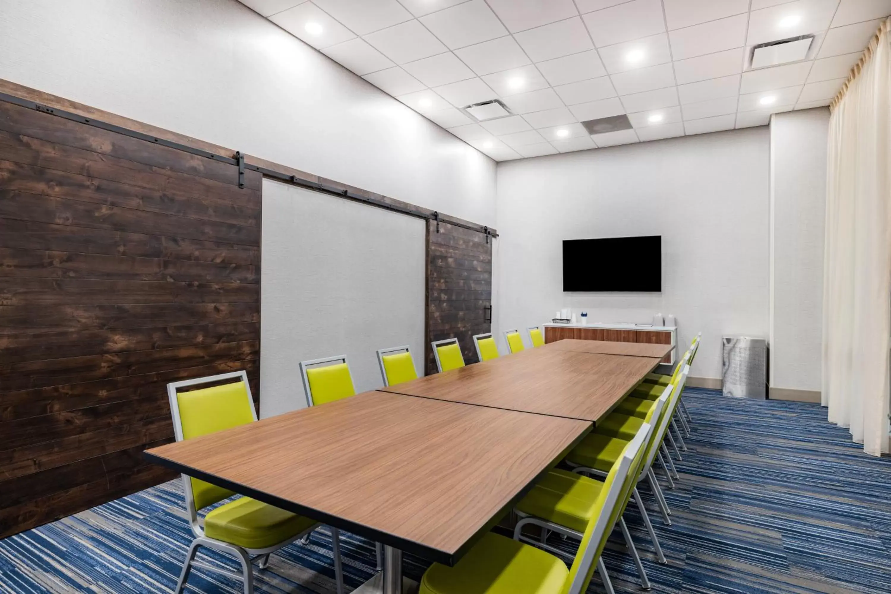 Meeting/conference room in Holiday Inn Express & Suites - Lincoln Downtown , an IHG Hotel