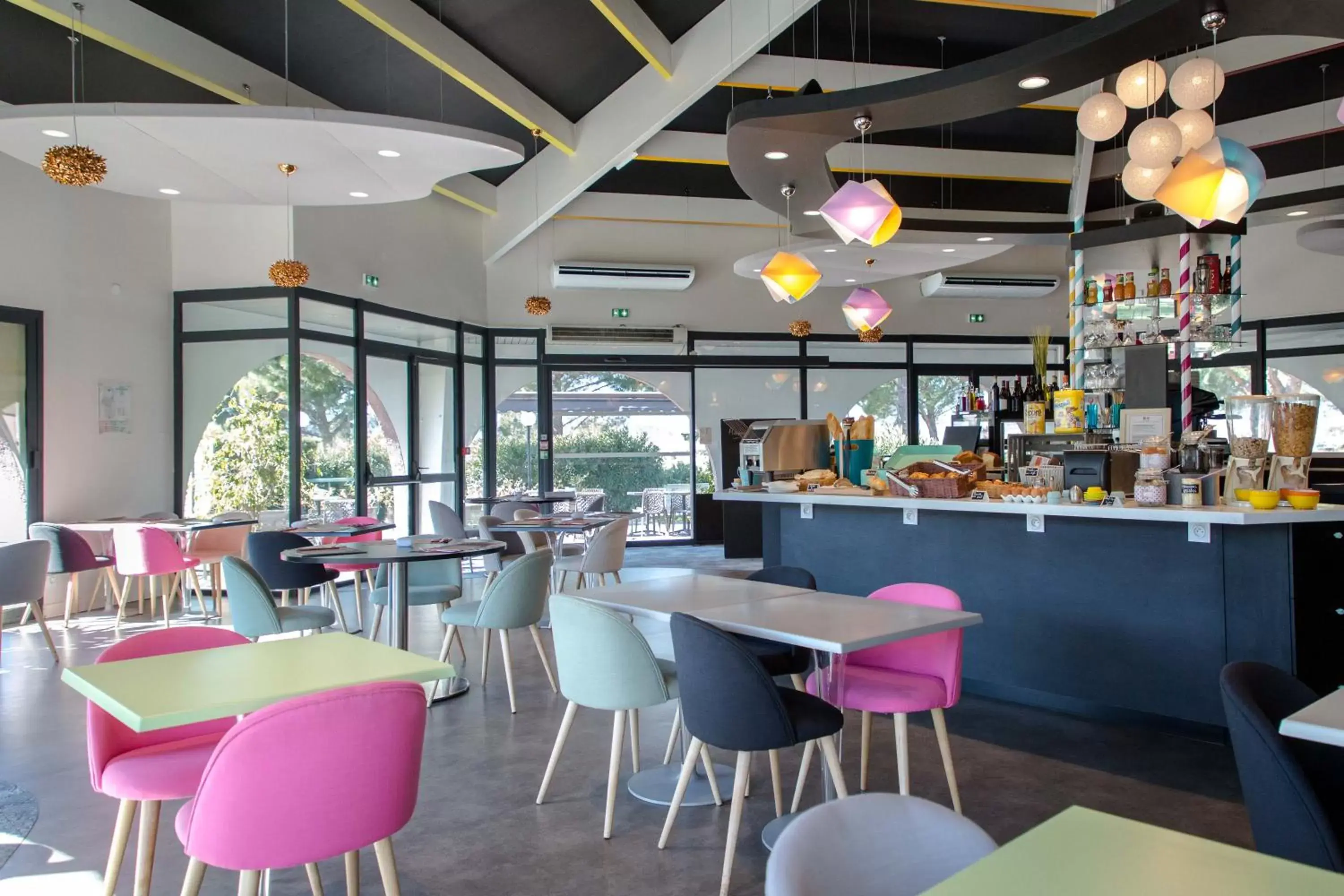 Restaurant/places to eat, Lounge/Bar in ibis Styles Fréjus St Raphael