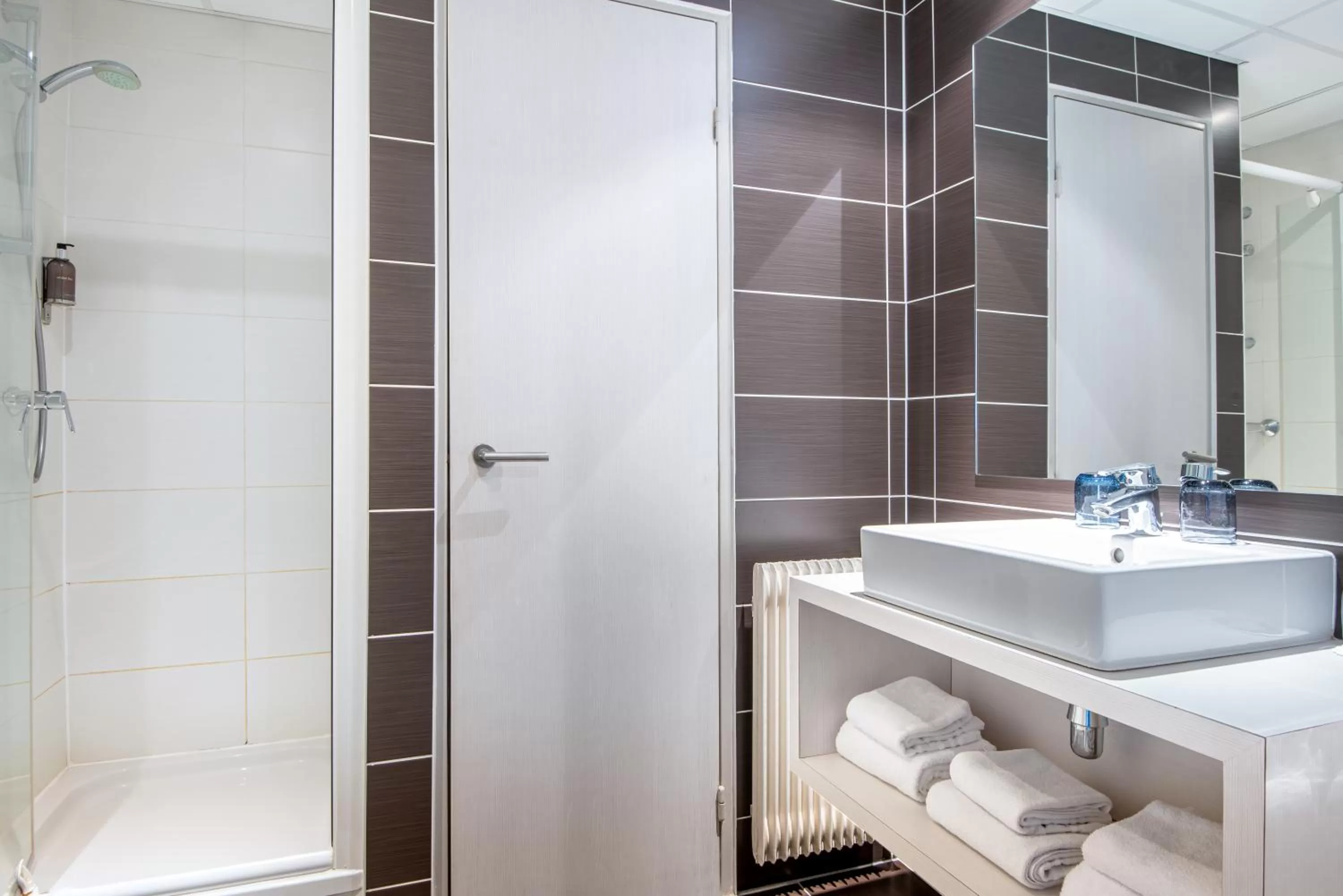 Bathroom in Hotel Kaijoo by HappyCulture