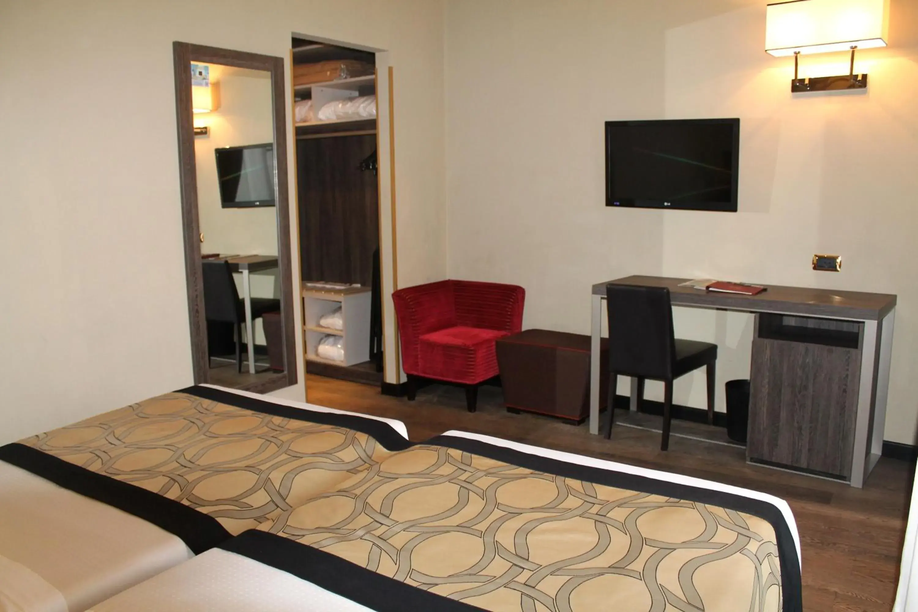 TV and multimedia, TV/Entertainment Center in Hotel Mozart