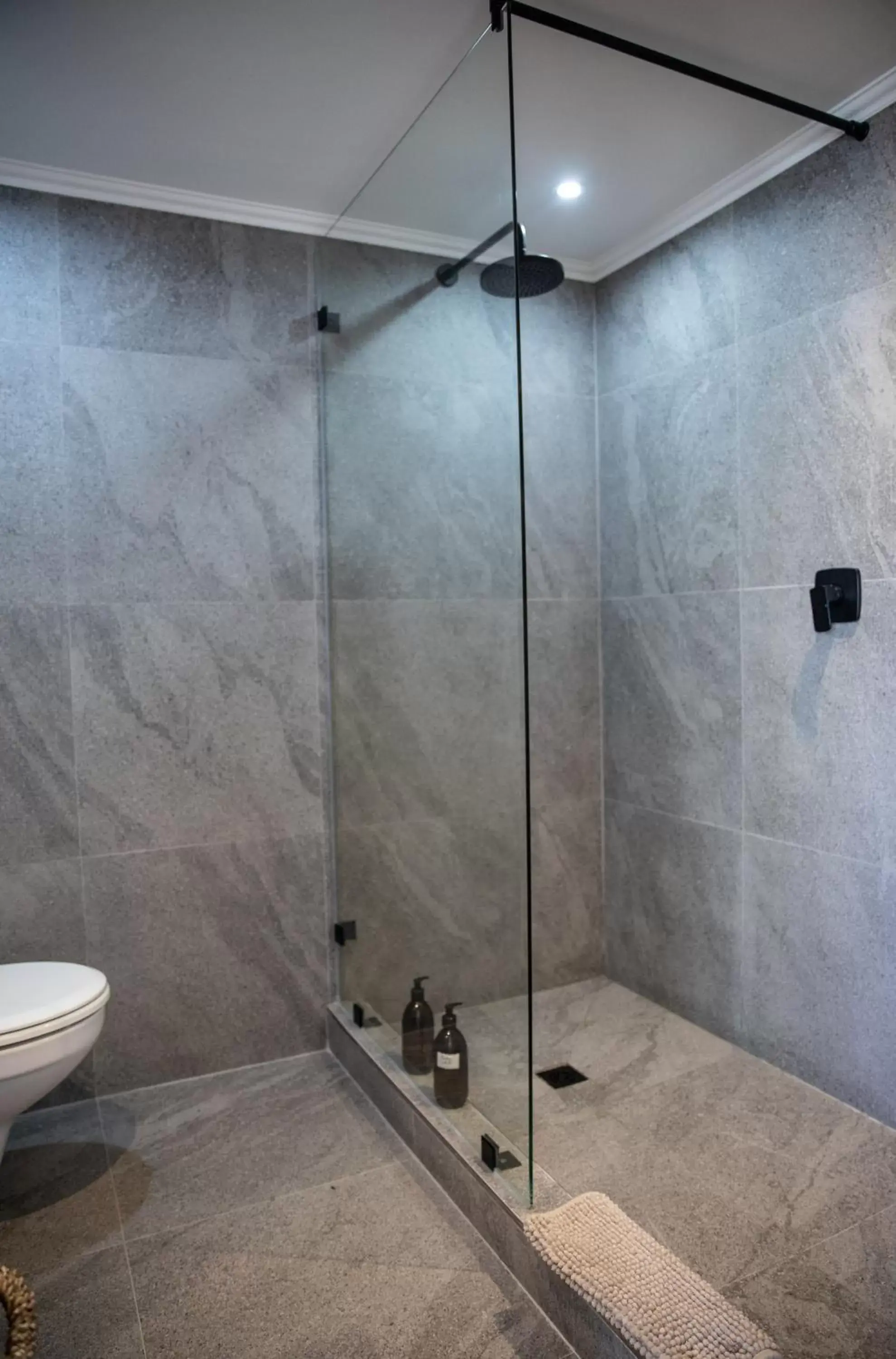 Shower, Bathroom in Primi Seacastle