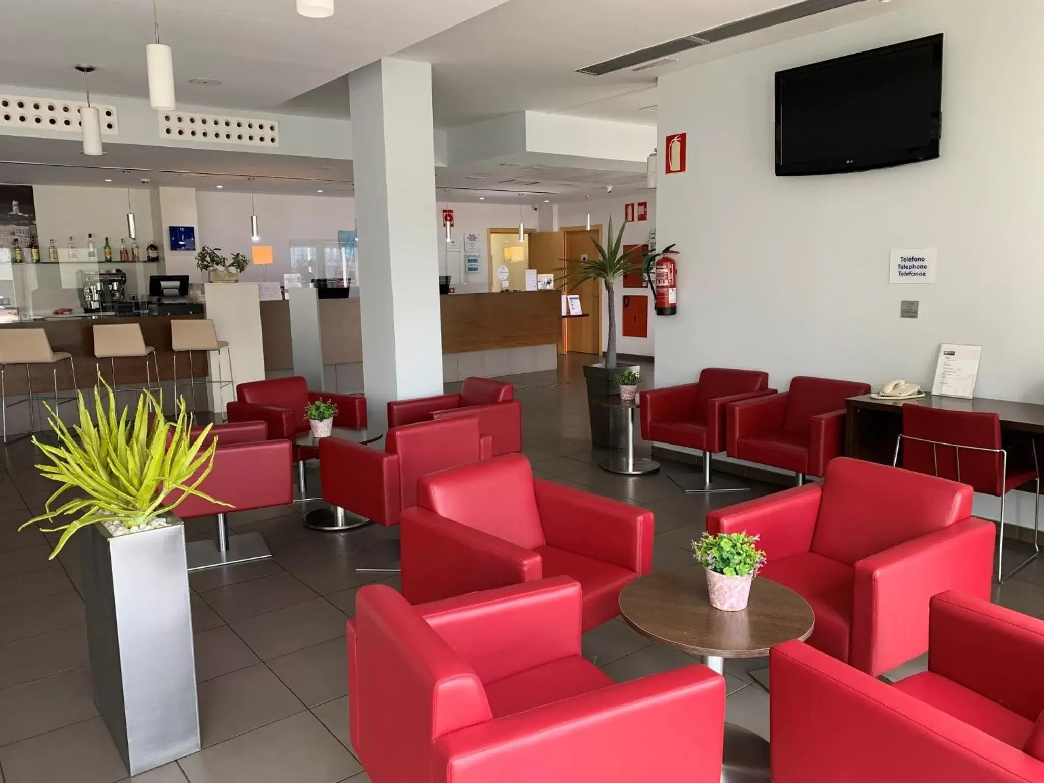 Lobby or reception, Lounge/Bar in Holiday Inn Express Vitoria