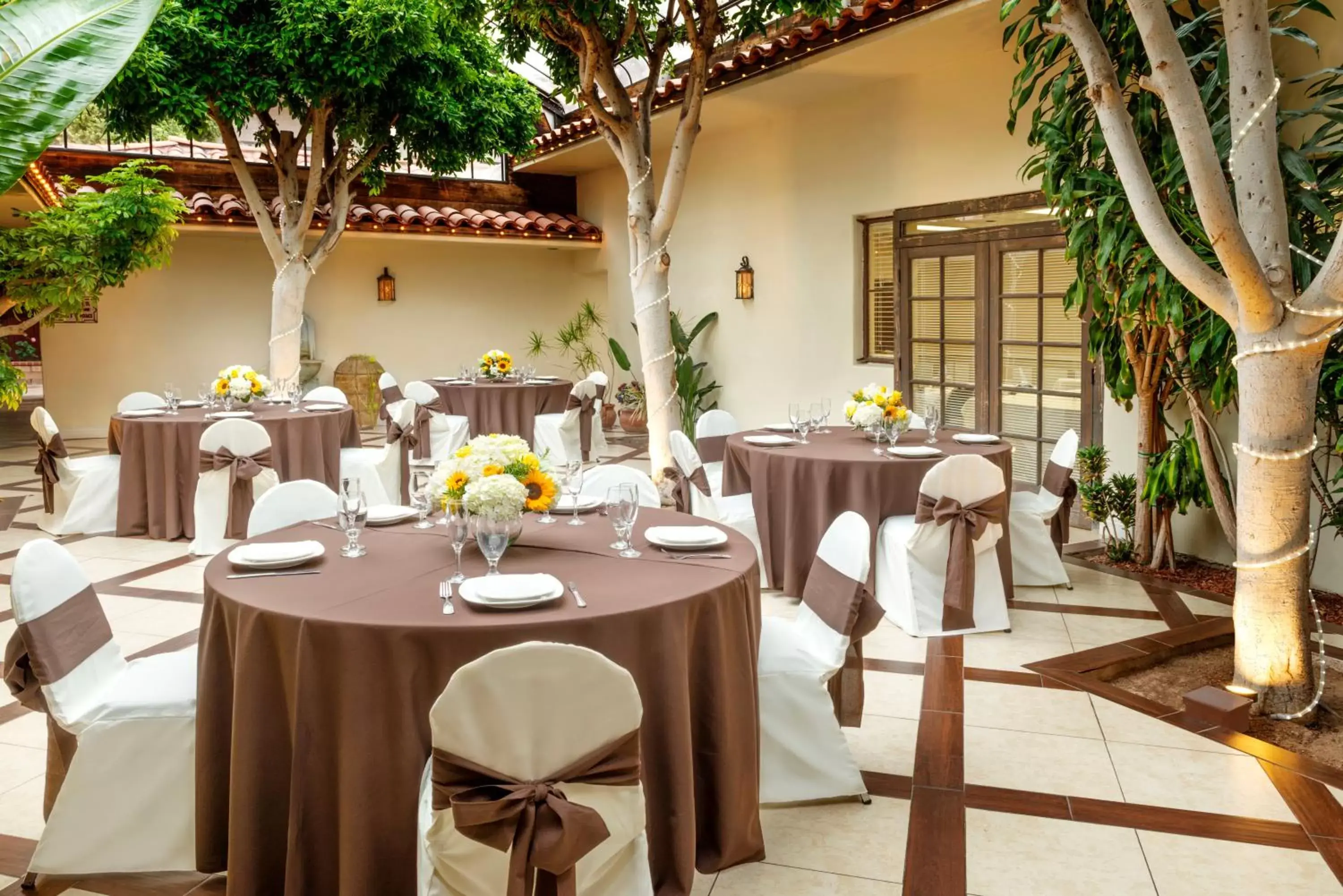 Banquet/Function facilities, Restaurant/Places to Eat in Clocktower Inn Ventura