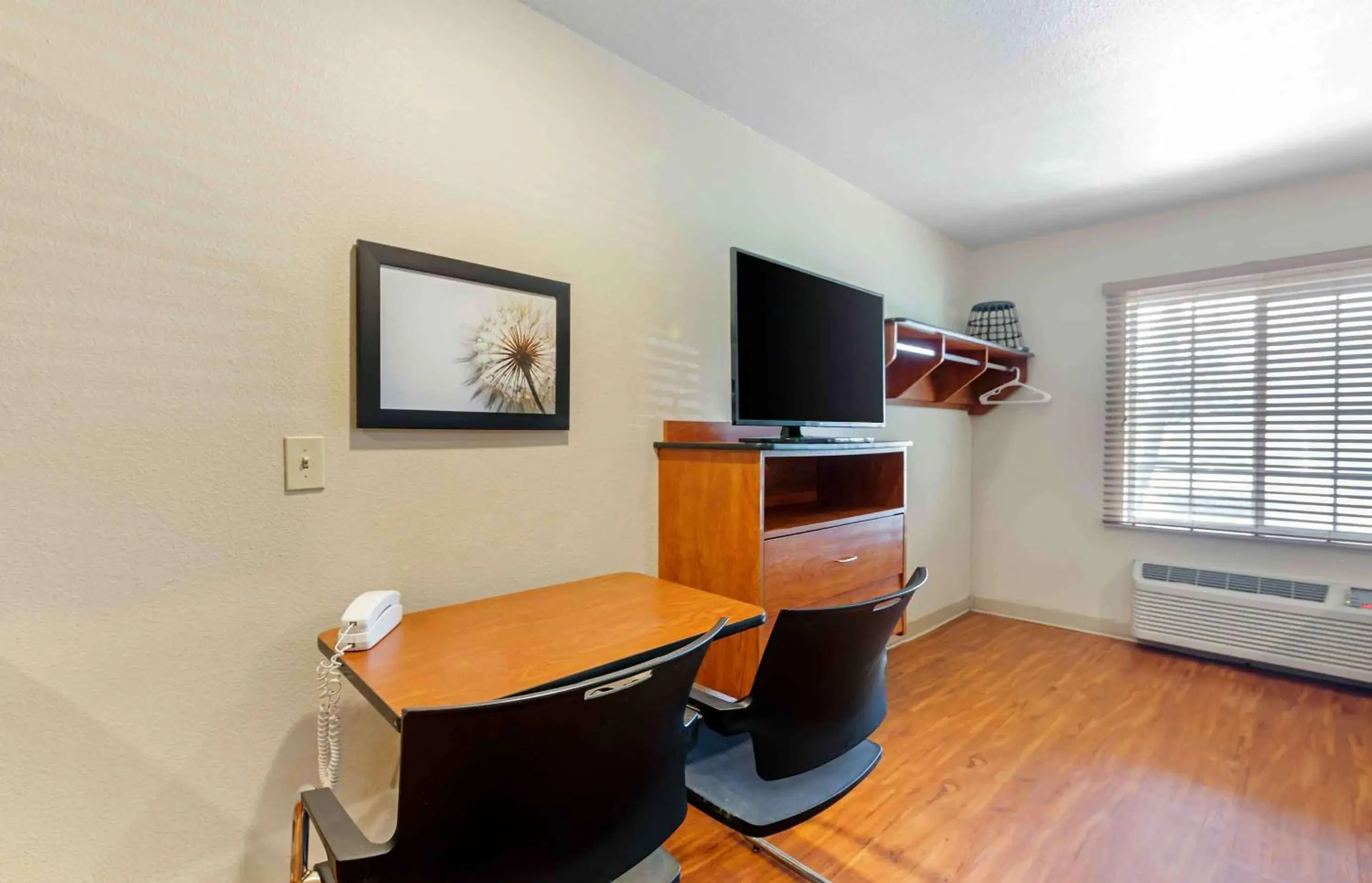 Bedroom, TV/Entertainment Center in Extended Stay America Select Suites - Fort Lauderdale - Airport - West