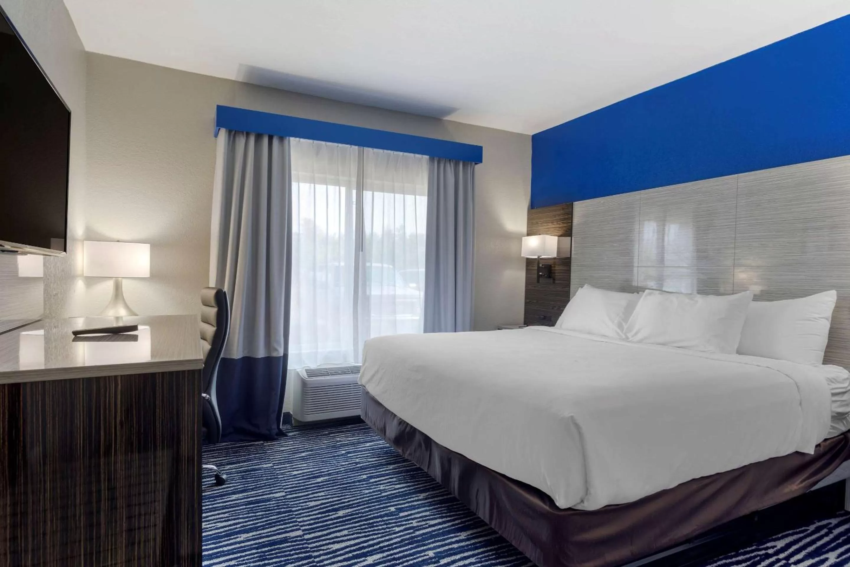 Photo of the whole room, Bed in Comfort Inn & Suites Memphis East