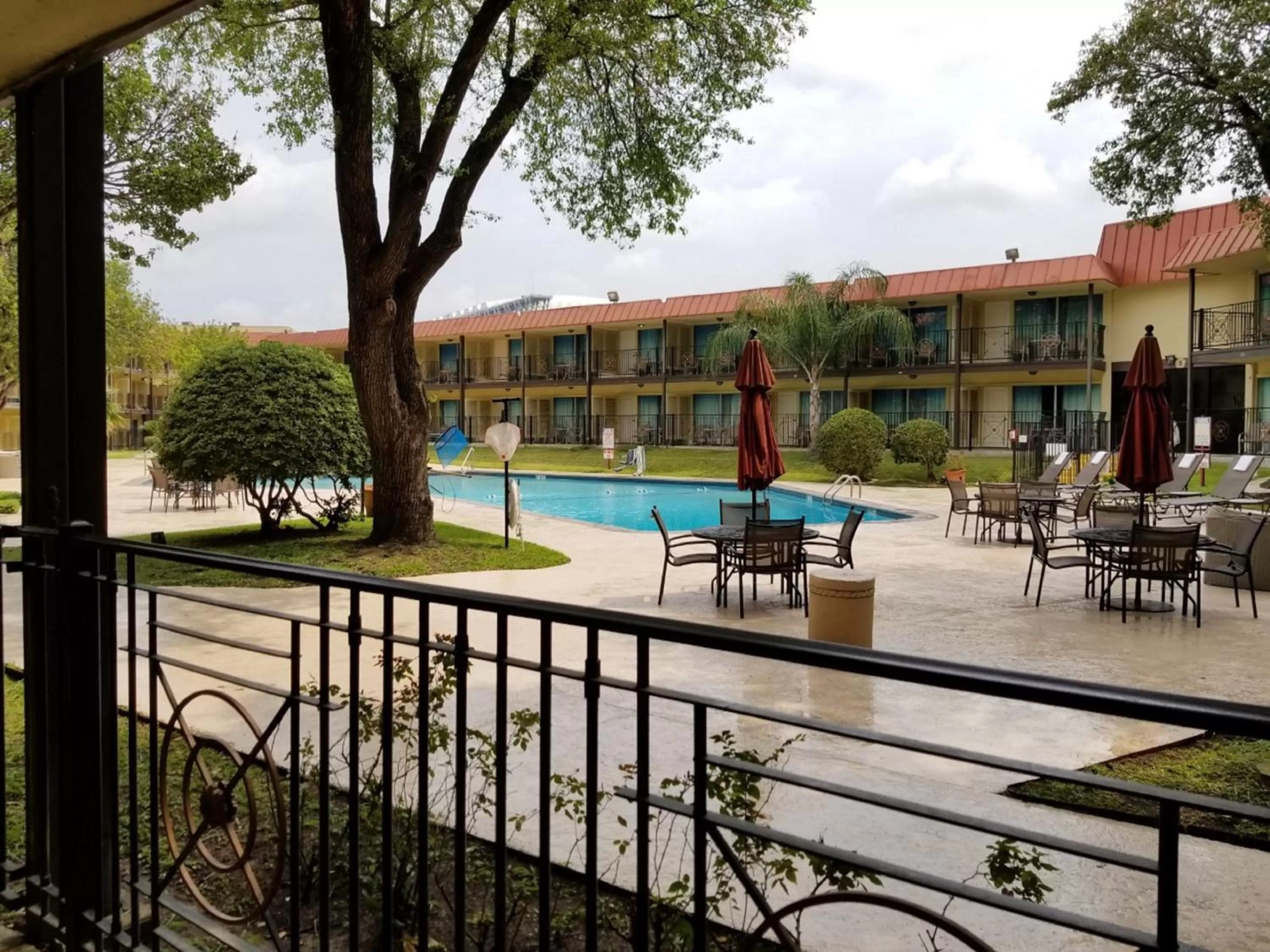 Photo of the whole room in Wyndham Houston near NRG Park - Medical Center