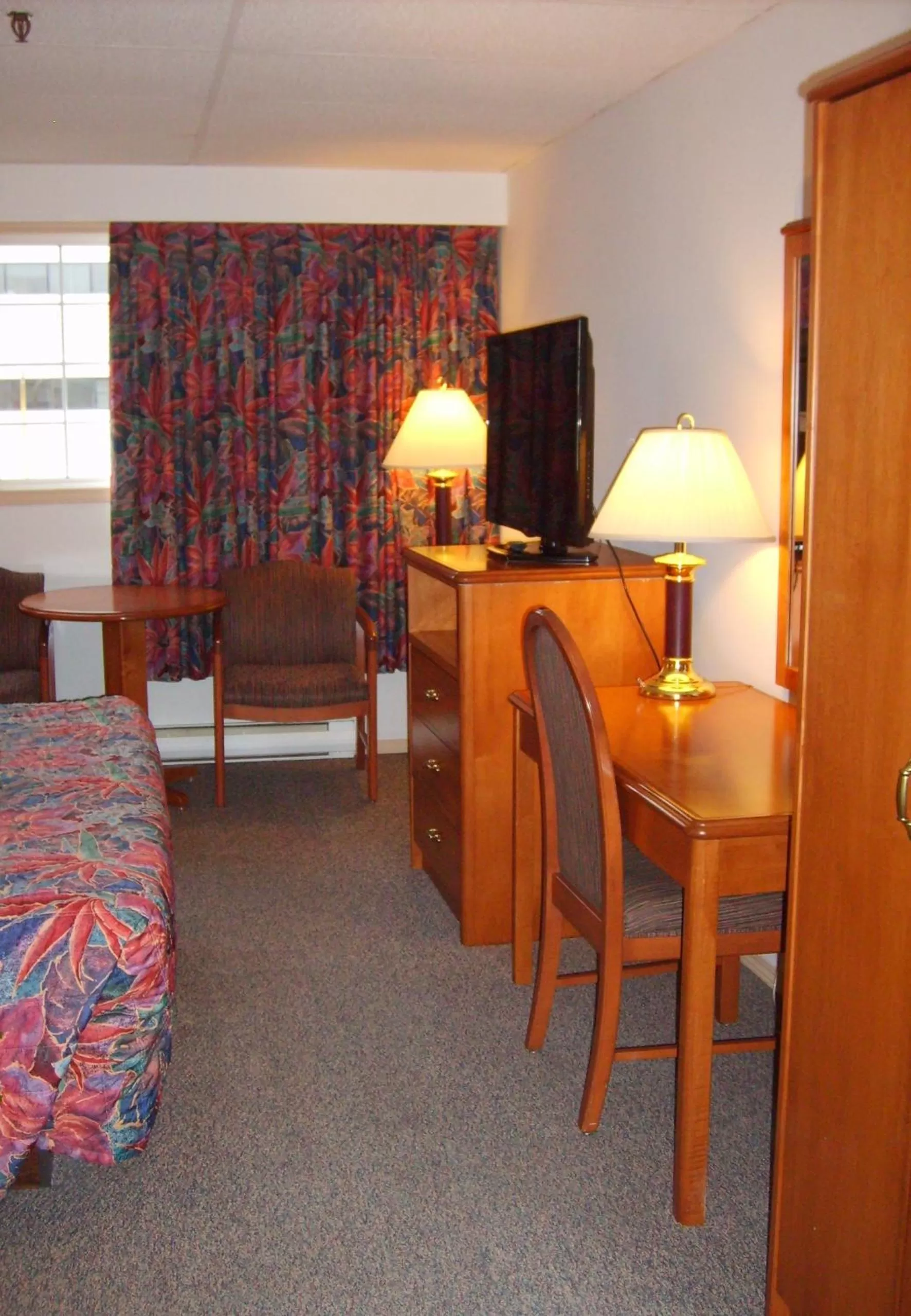 TV and multimedia in Town and Mountain Hotel