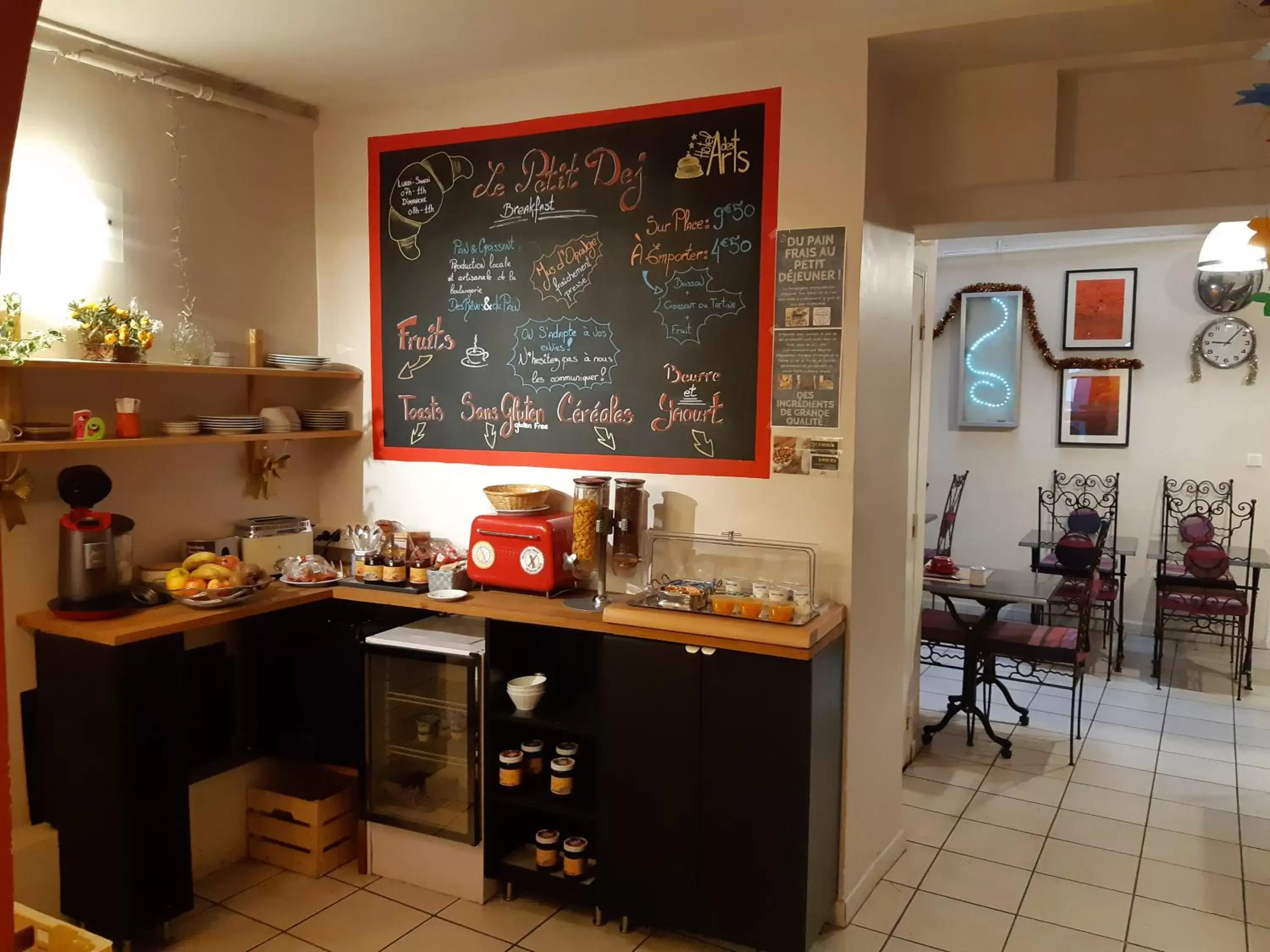 Coffee/tea facilities, Restaurant/Places to Eat in Hôtel Des Arts, Artisanal et Indépendant
