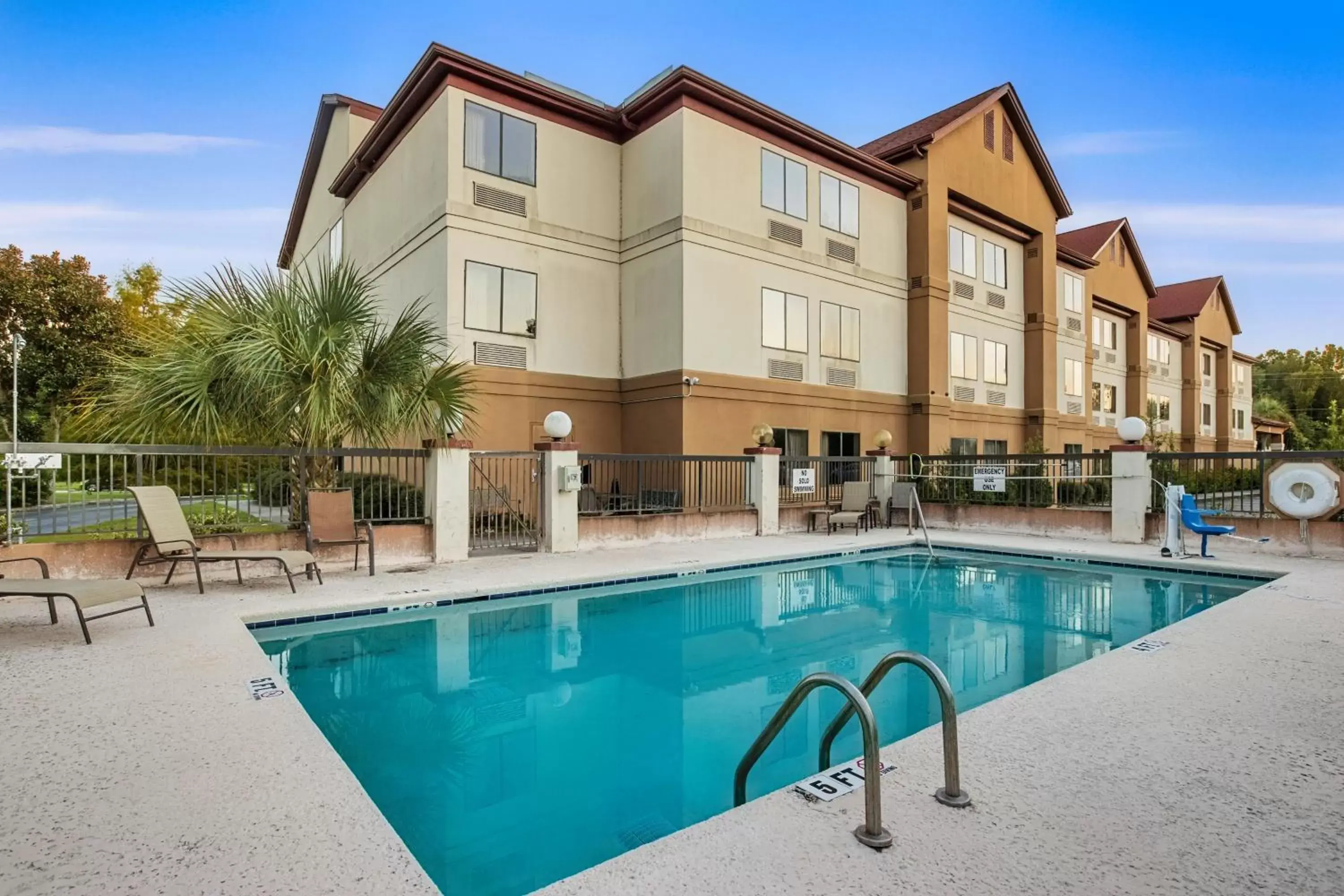 Swimming pool, Property Building in Clarion Pointe Savannah Gateway I-95