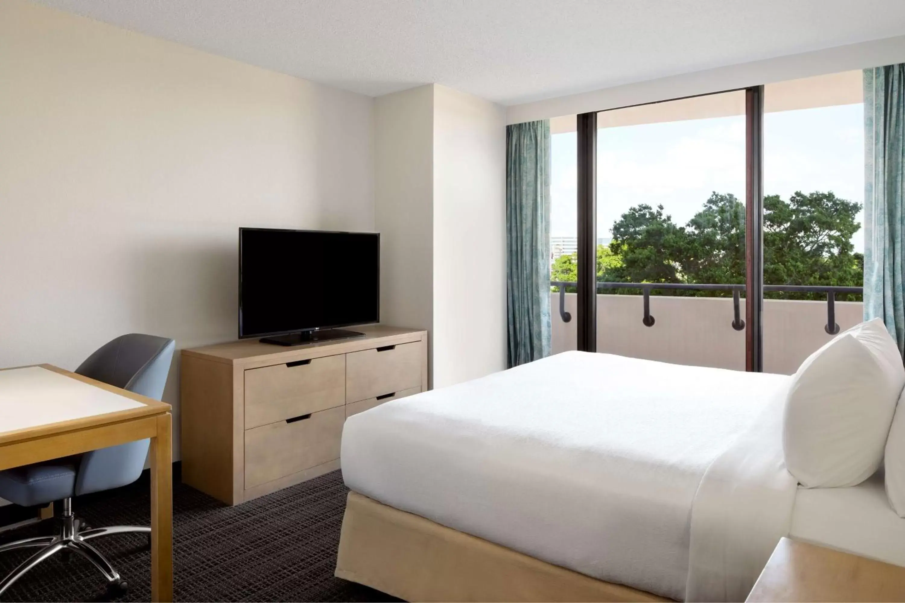 Bedroom, TV/Entertainment Center in Embassy Suites by Hilton Tampa Airport Westshore