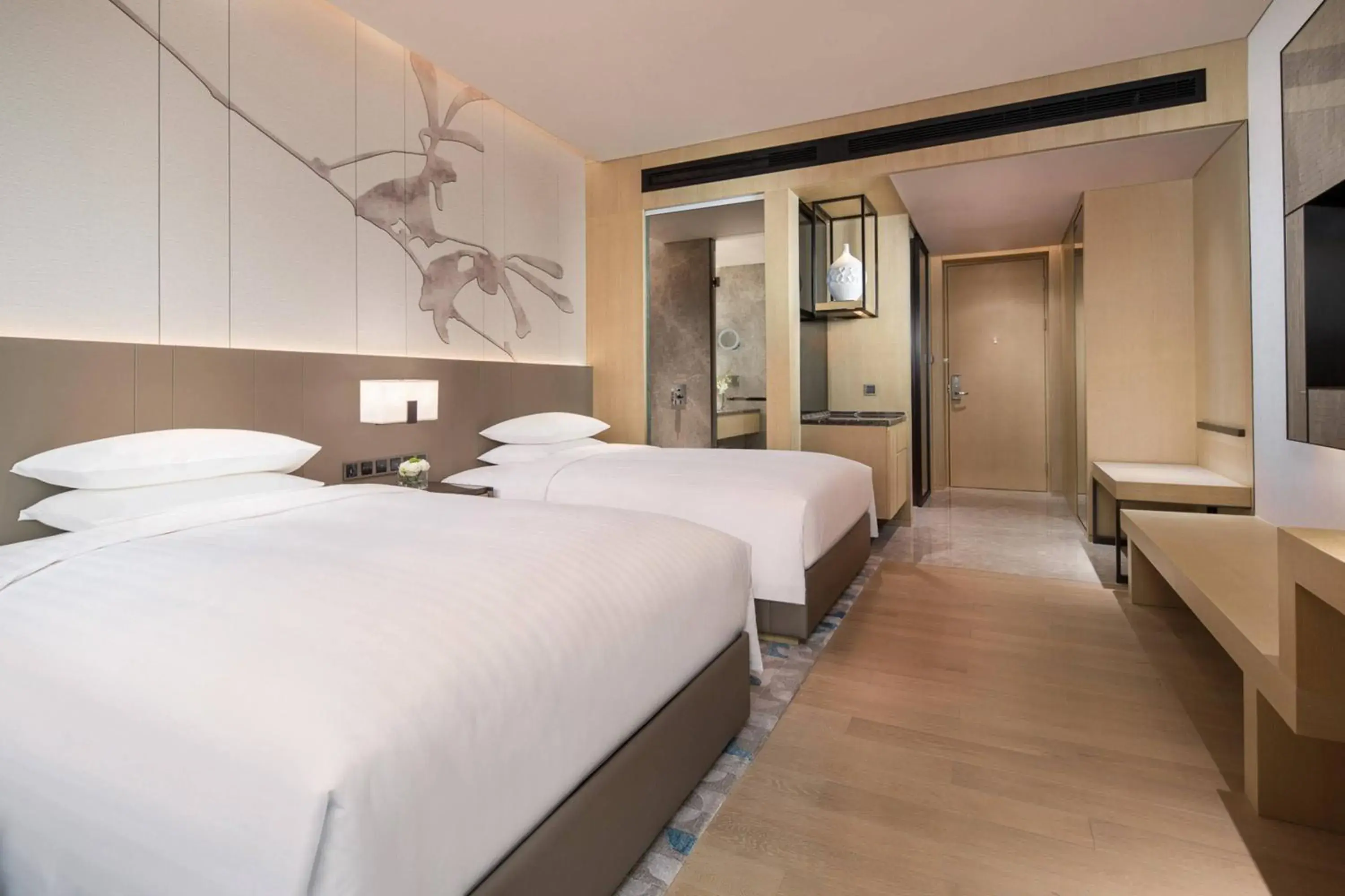 Photo of the whole room, Bed in Courtyard By Marriott Shanghai Hongqiao