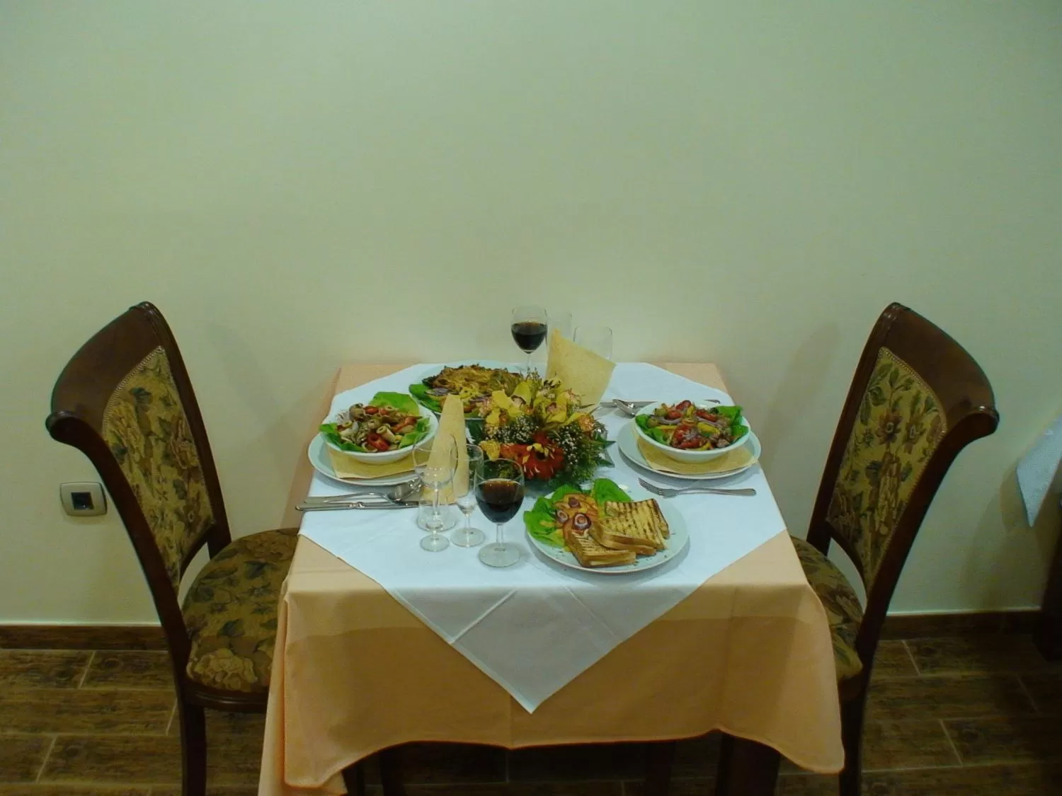 Restaurant/places to eat in Mali Hotel BaMBiS